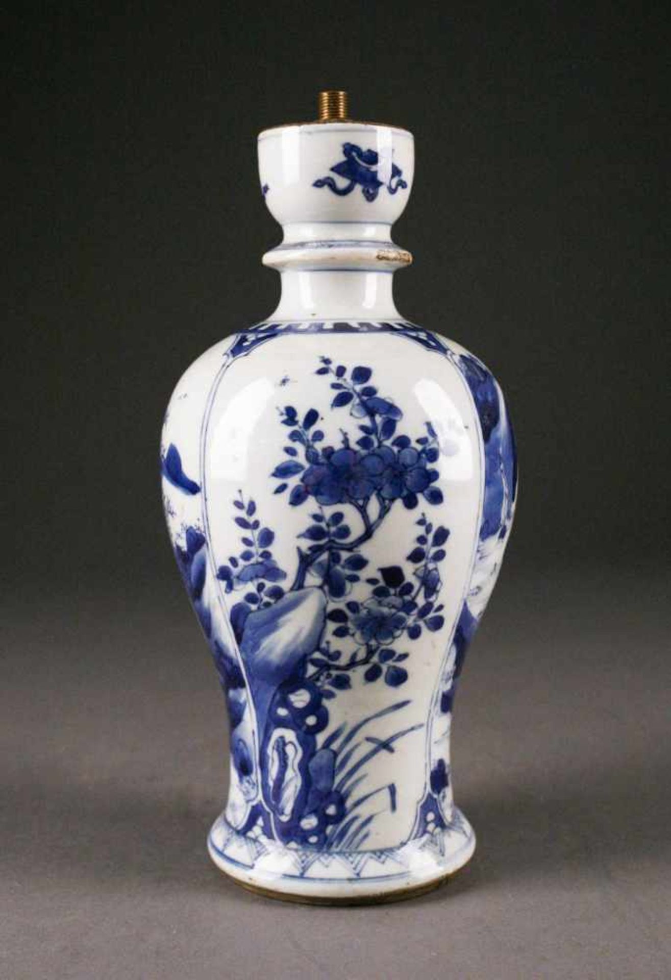ASIATIKAVASE MIT BLAUWEISSEM DEKOR China, 19. Jhdt. Porzellan, Blaumalerei. H. 23 cm. Blauer - Image 2 of 2