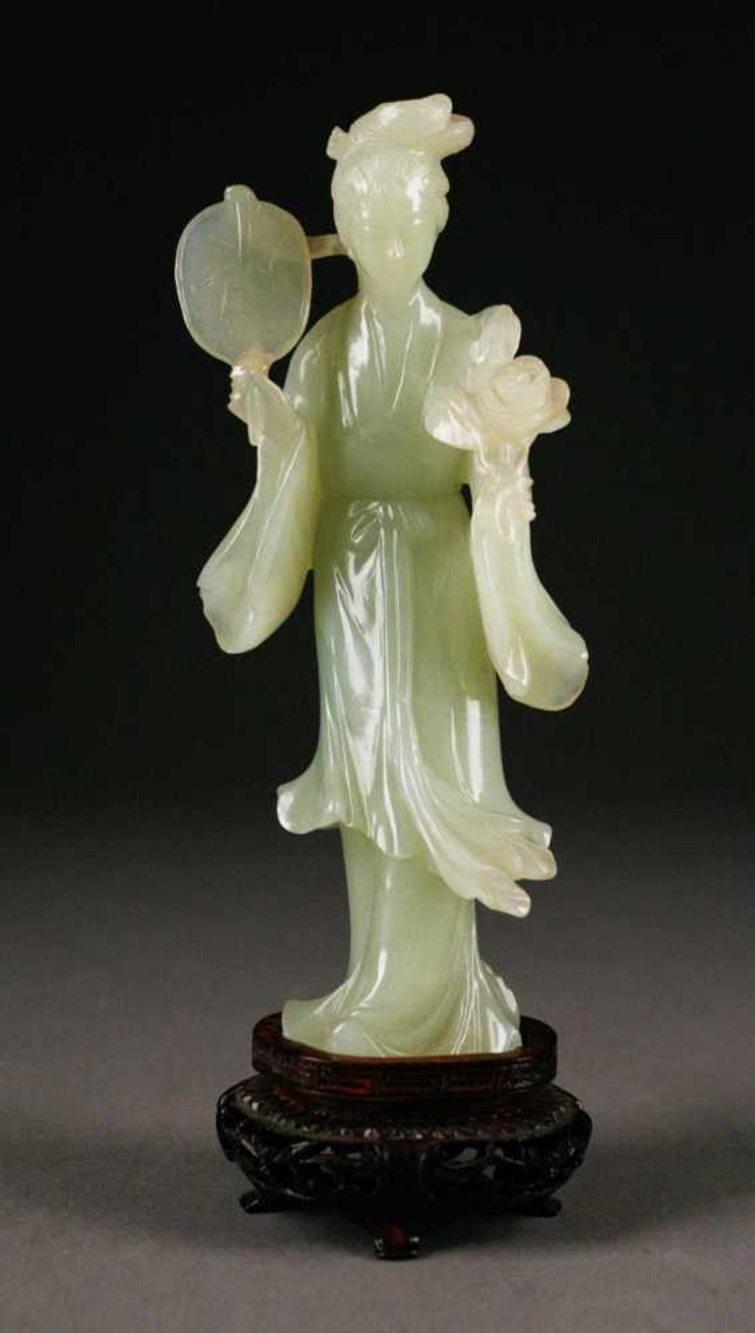 ASIATIKADAME MIT FÄCHER China, 20. Jhdt. Jade, Holzsockel, geschnitzt. H. 17 cm. Part. best.- - -