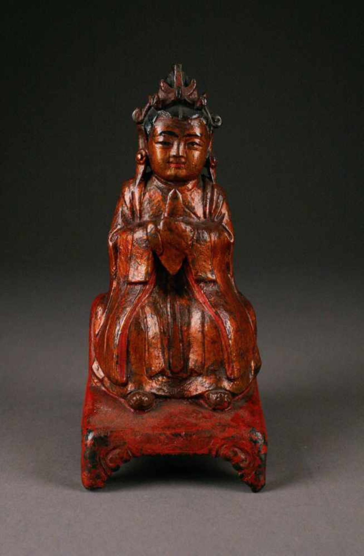 ASIATIKASELTENE, GEFASSTE MING-BRONZEFIGUR DER SITZENDEN 'BIXIA YUANJUN' China, späte Ming-