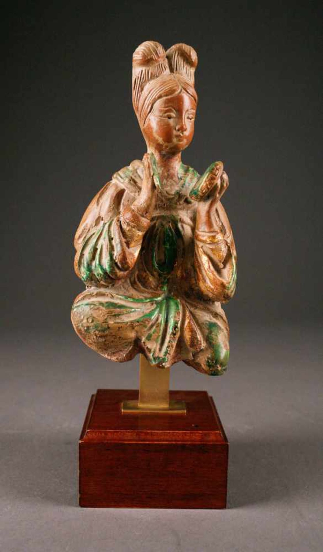 ASIATIKATANG-FIGUR China, Tang-Dynastie (?) Ton, Stein, braune Patina. H. 28 cm (mit Sockel).