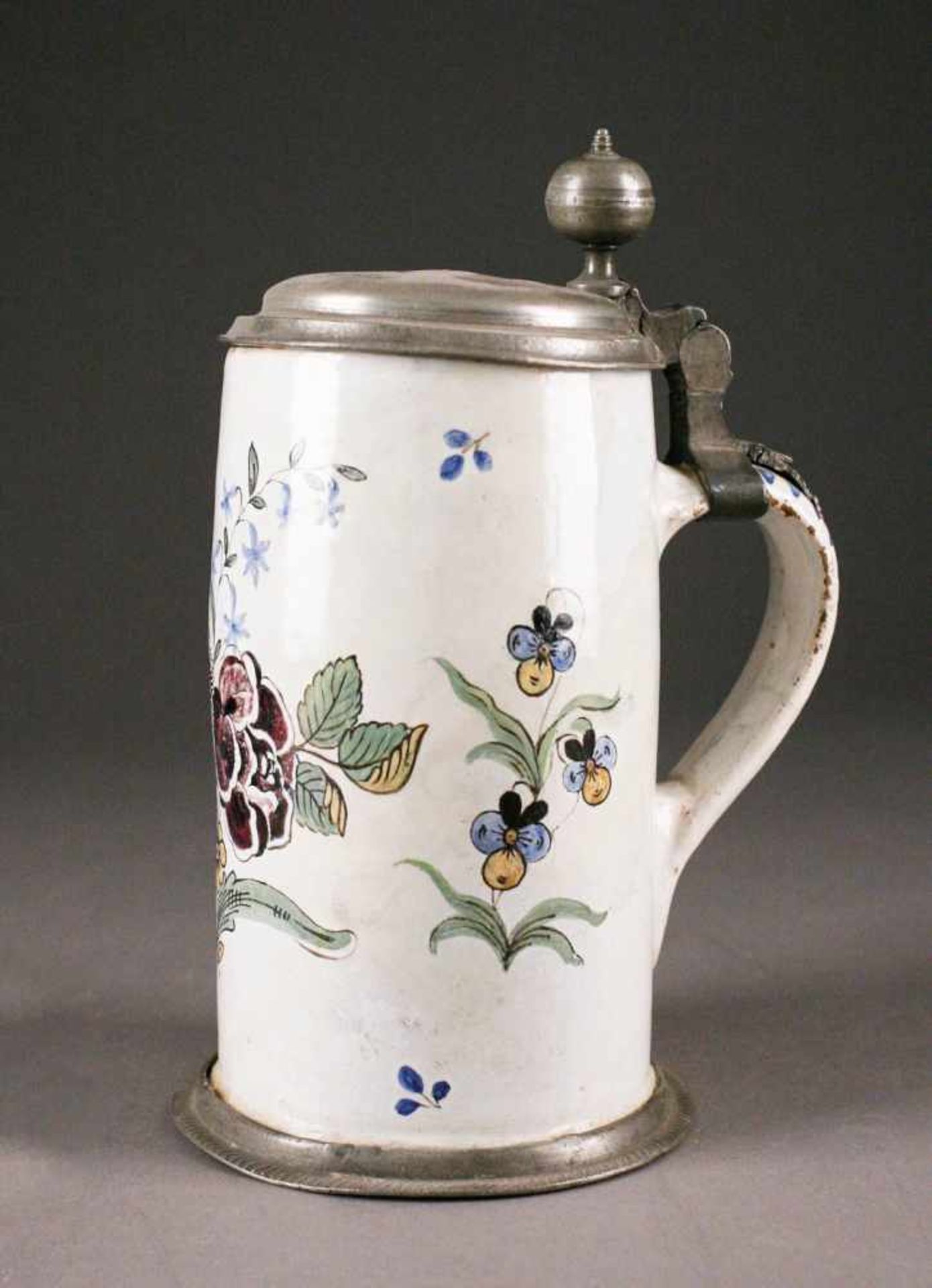 KERAMIKWALZENKRUG Deutsch, wohl Thüringen, 18. Jhdt. Keramik, Fayence, polychromer Scharffeurdekor