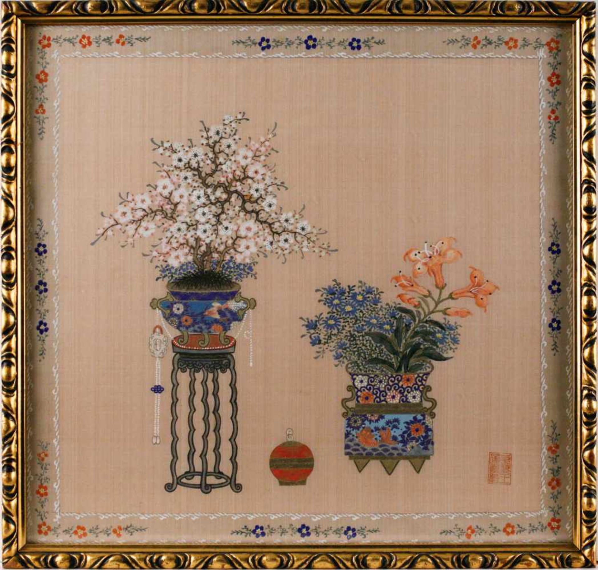 ASIATIKABONSAI IN DER PFLAUMENBLÜTE MIT LILIEN China um 1900 Seidenmalerei. Sichtmaß 37 x 38 cm. - Bild 2 aus 2