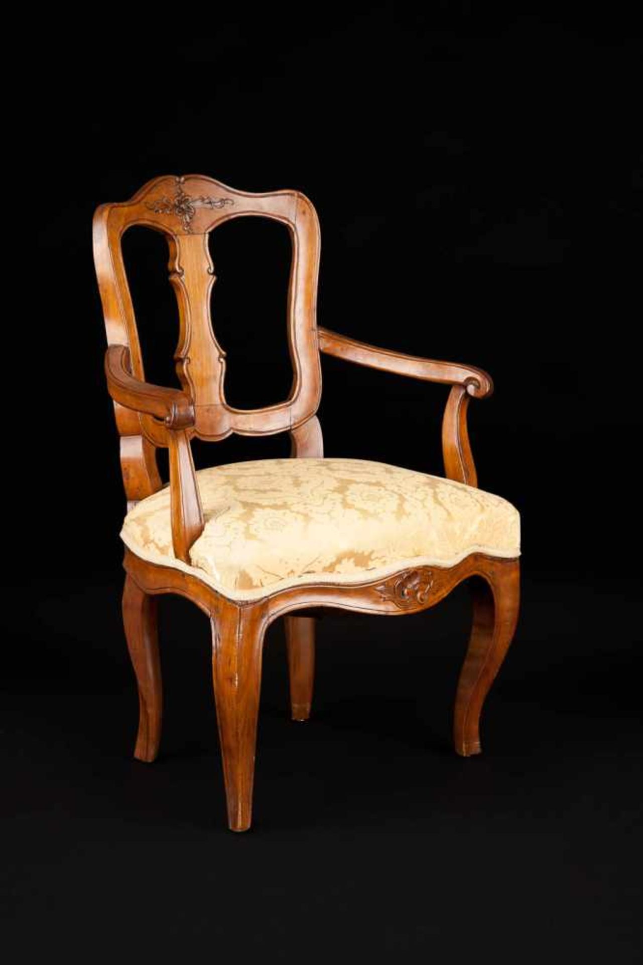 SALON-SESSEL Frankreich, 18. Jh. Nussbaum. H. 93 cm, Sitz-H. 48 cm. Über vier geschweiften Beinen