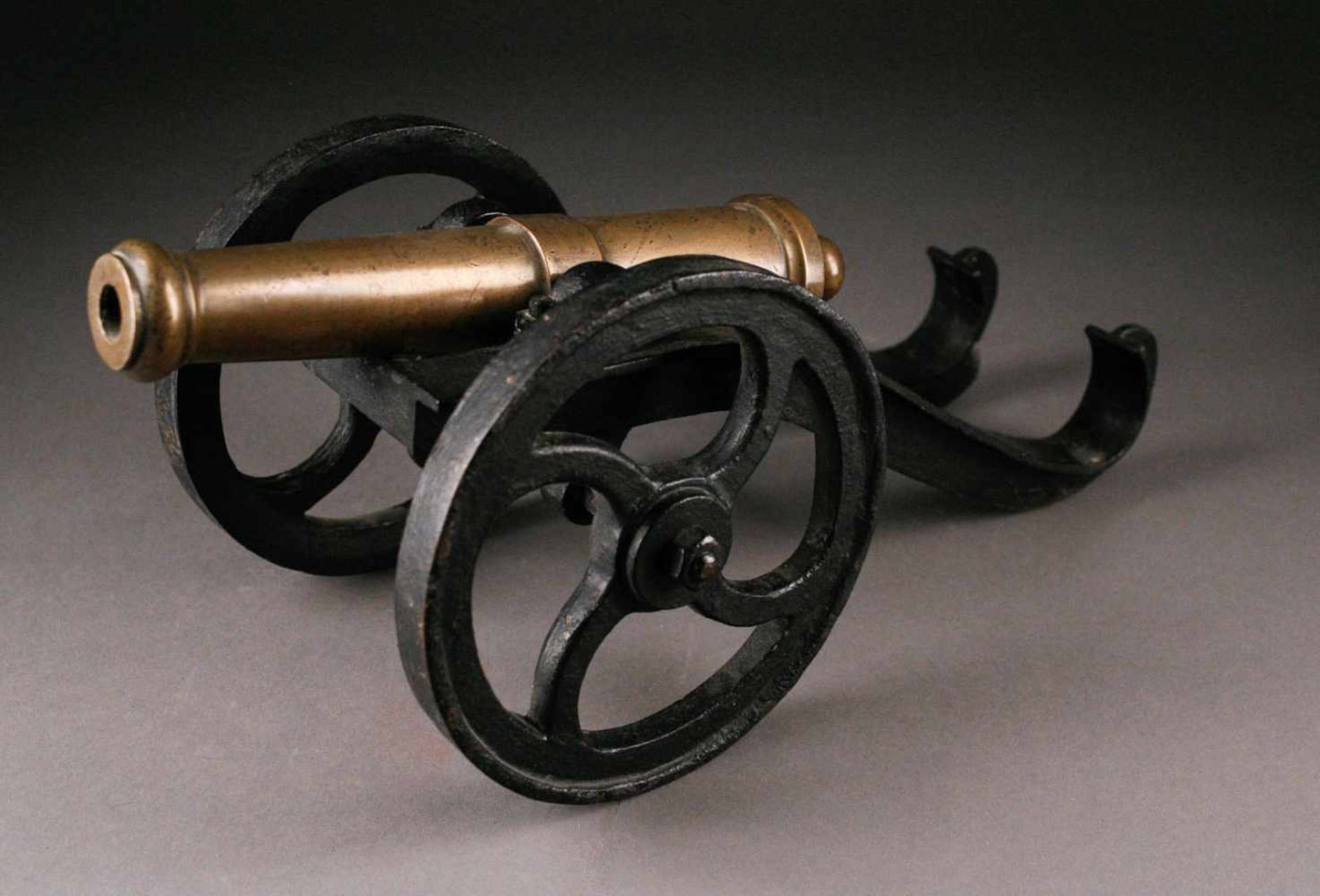 KUNSTHANDWERKMODELLKANONE Wohl deutsch, um 1900 Bronze, Eisen. Gesamtl. der Kanone 45 cm, L.