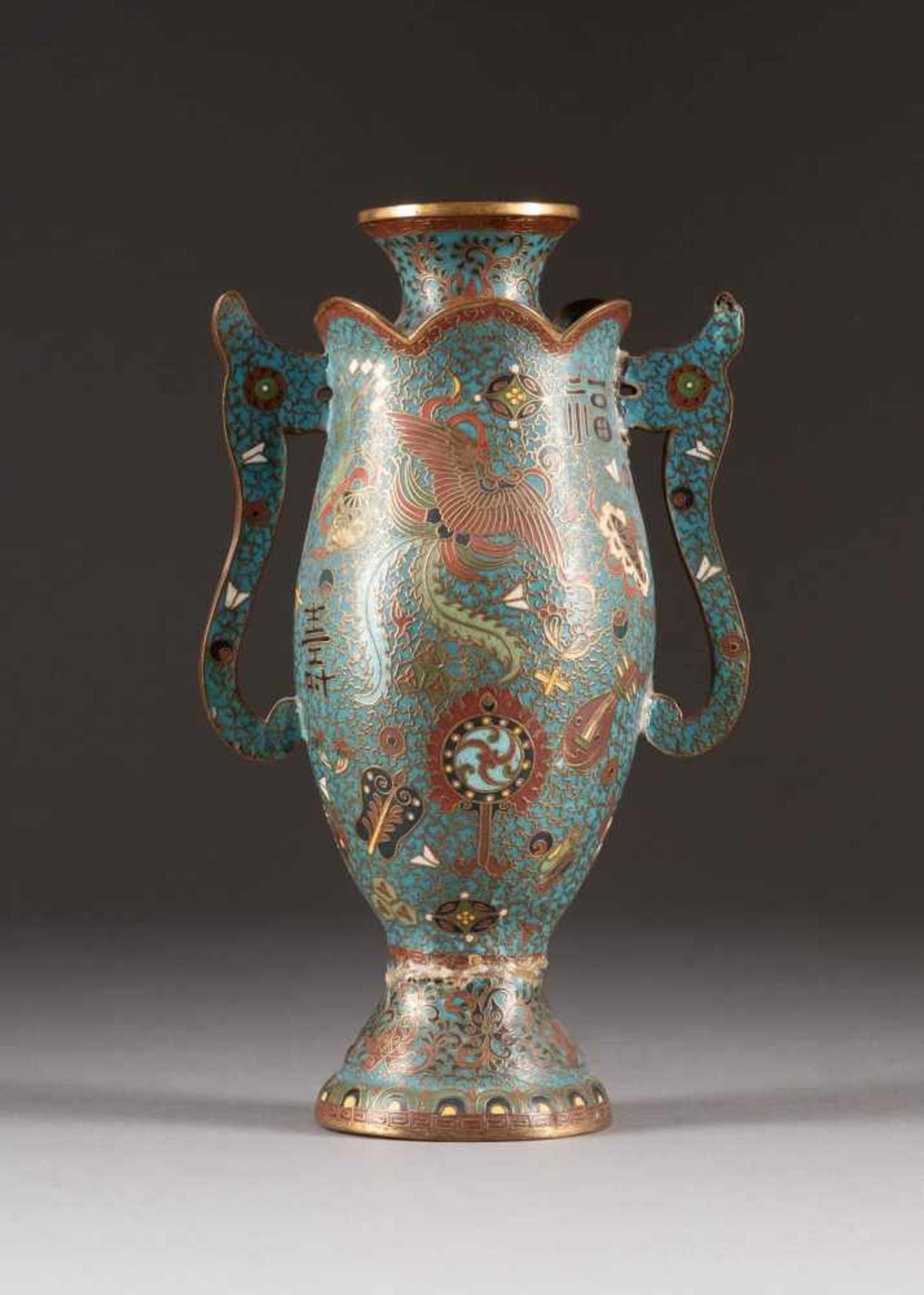 CLOISONNÉ-HENKELVASE China, um 1900 Polychromes Email-Cloisonné. H. 31 cm. Im Boden Zeichenmarke '