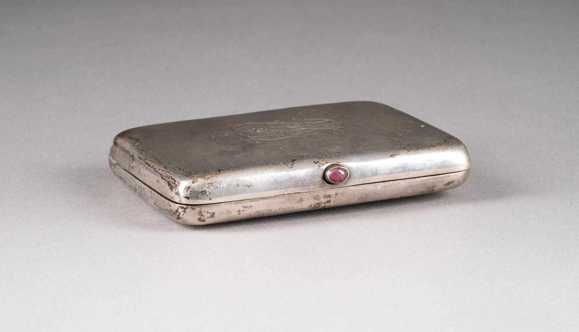 A SILVER CIGARETTE CASE WITH A SPRAY OF FLOWERS - Bild 4 aus 4
