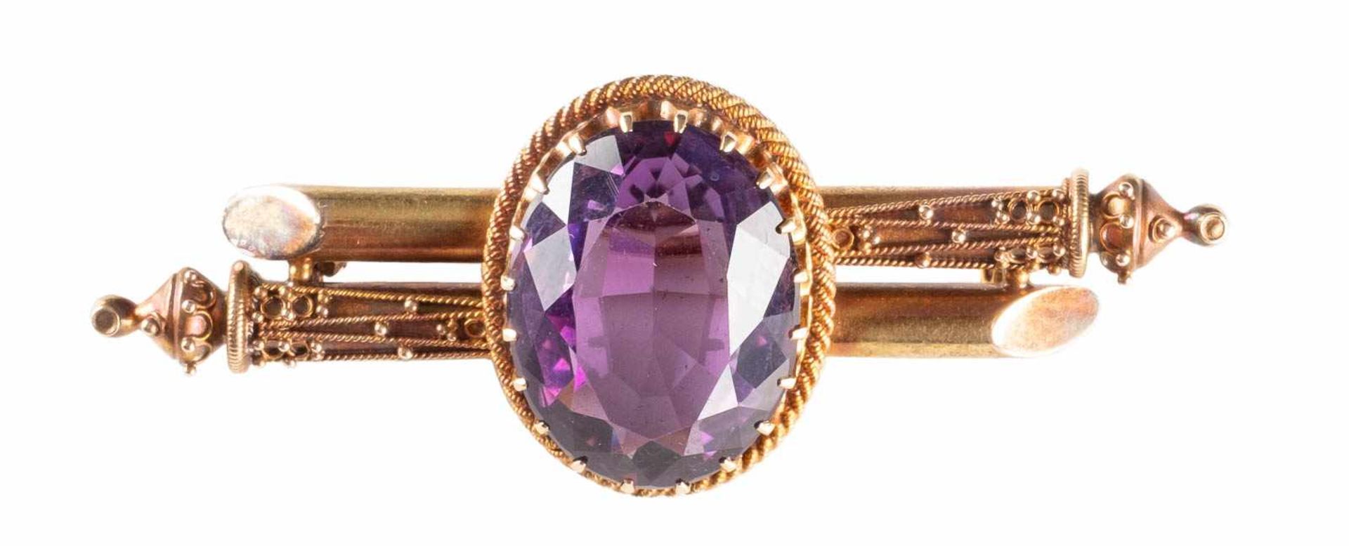 A GOLD AND AMETHYSTE BROOCH