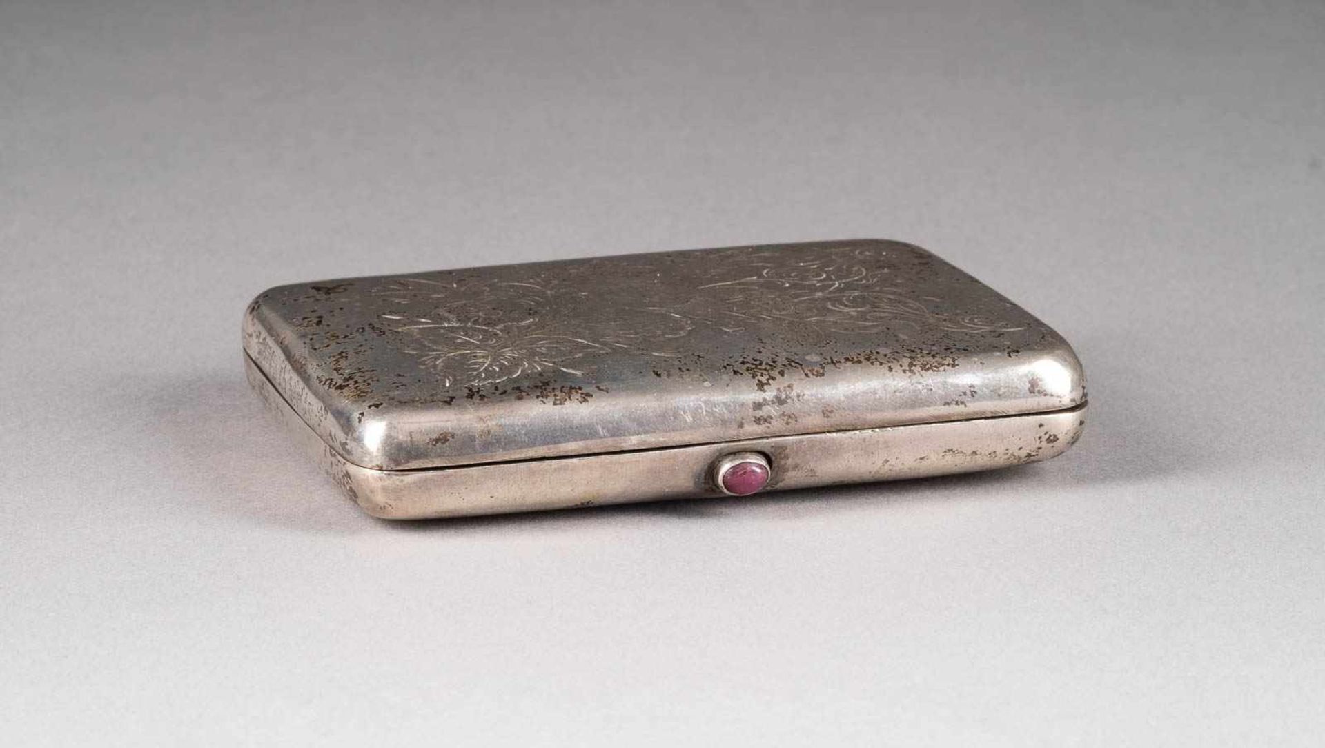 A SILVER CIGARETTE CASE WITH A SPRAY OF FLOWERS - Bild 2 aus 4