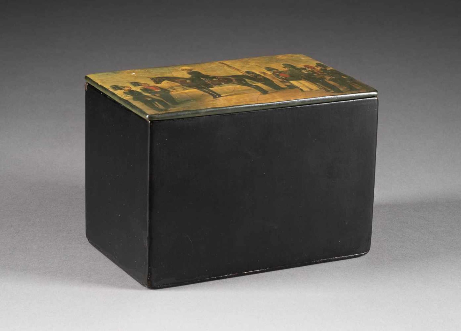 A PAPIERMACHÉ AND LACQUER BOX SHOWING A MILITARY SCENE< - Bild 2 aus 2