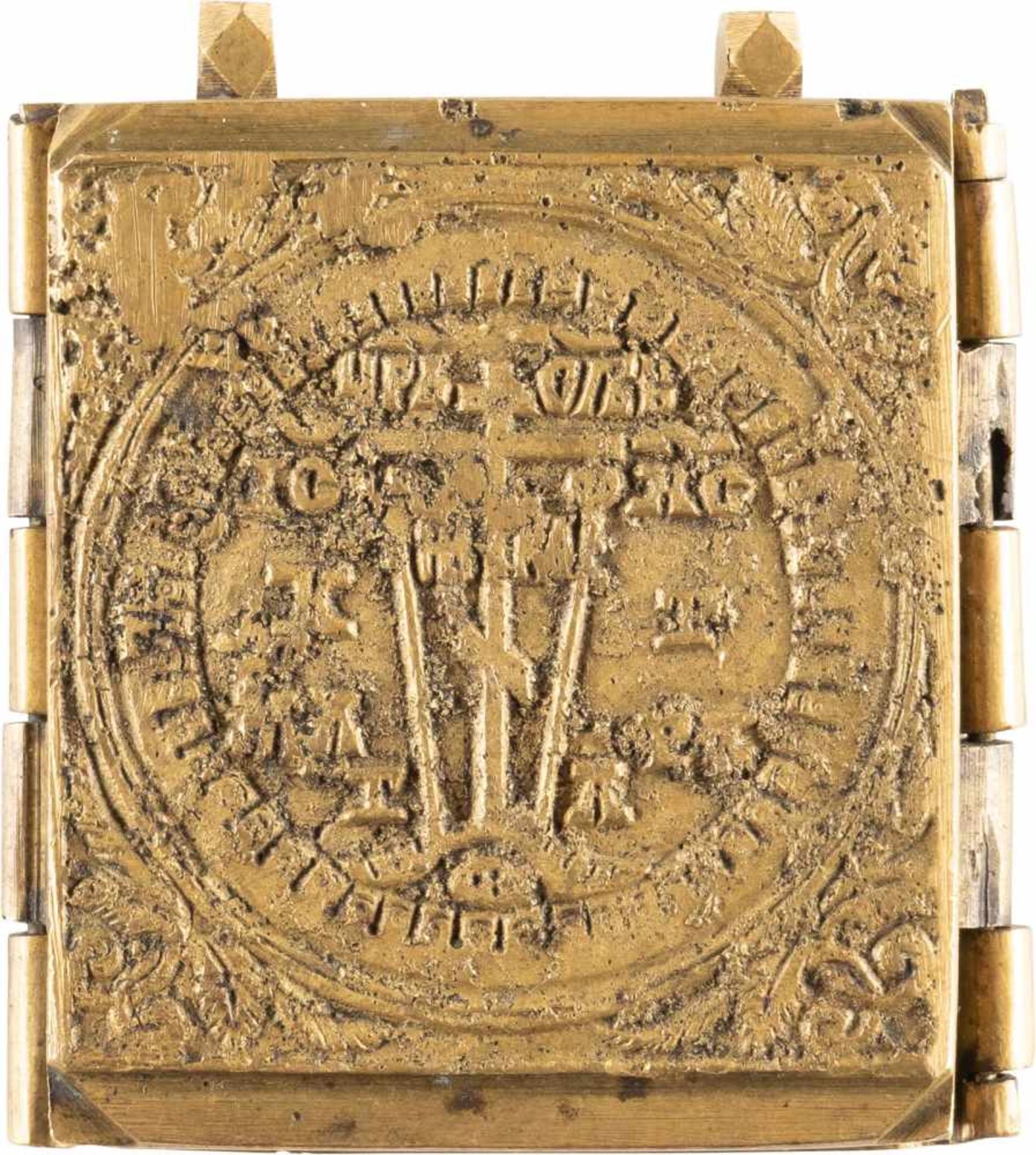 A RARE BRASS TRIPTYCH SHOWING THE CRUCIFIXION, THE OLD TESTAMENT TRINITY AND THE MOTHER OF - Bild 2 aus 2