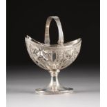 HENKELSCHALE MIT GLASEINSATZ Hanau, Ende 19. Jh. Silber, getrieben, gegossen, Glas. H. 16,5 cm,