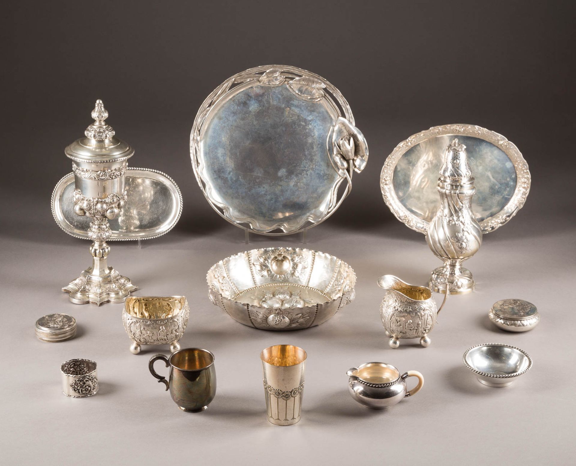 SAMMLUNG VON 14 SILBEROBJEKTEN UND EINEM VERSILBERTEN BECHER Darunter Frankreich, Paris, zw. 1672-