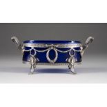 KLEINE JARDINIERE MIT GLASEINSATZ Deutsch, um 1890 Silber, blaues Glas. L. 24,3 cm. Punziert mit