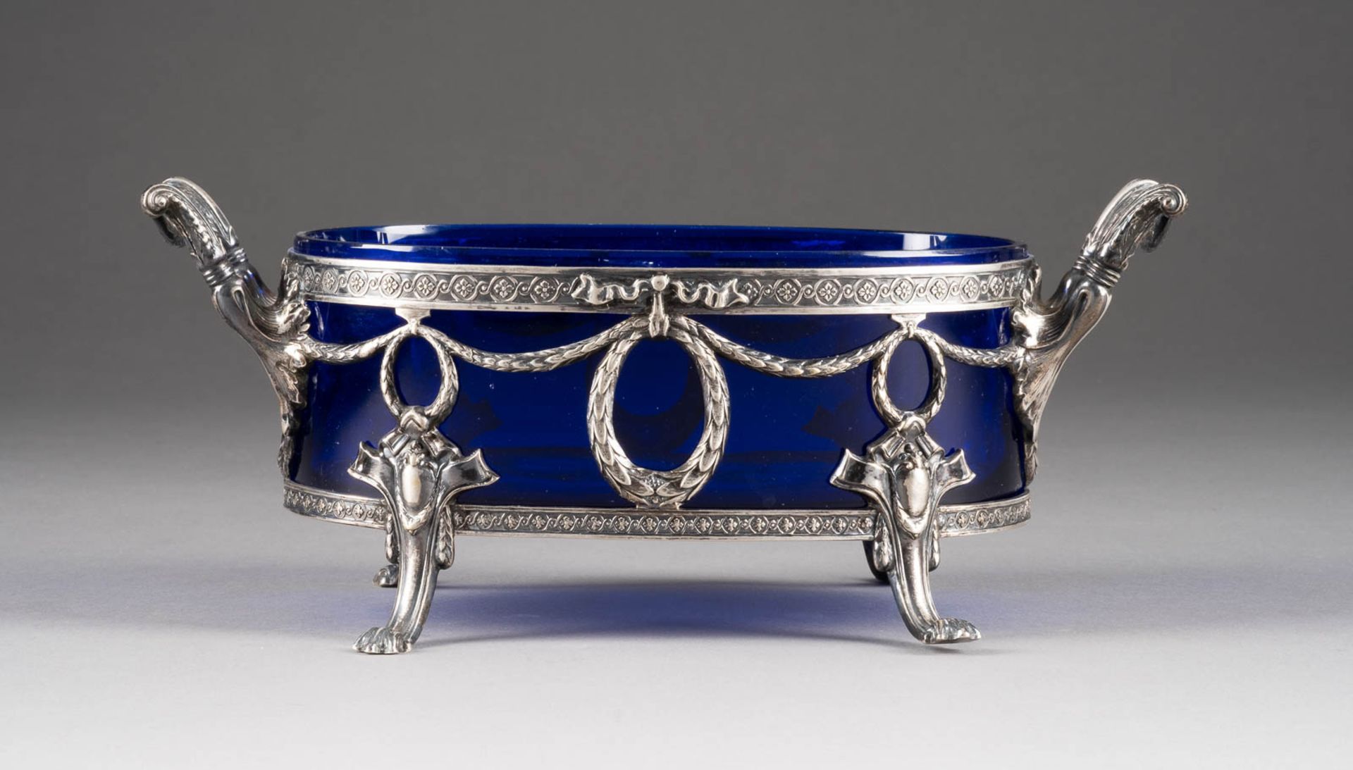 KLEINE JARDINIERE MIT GLASEINSATZ Deutsch, um 1890 Silber, blaues Glas. L. 24,3 cm. Punziert mit