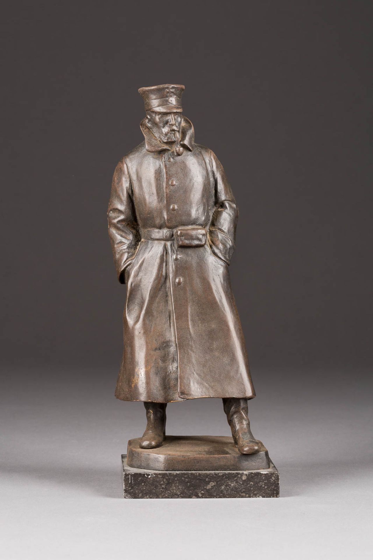 RUDOLF MARCUSE1878 Berlin - 1928 ebendaSoldat Bronze, braun patiniert. Ges.- H. 29,5 cm, H. 27 cm (