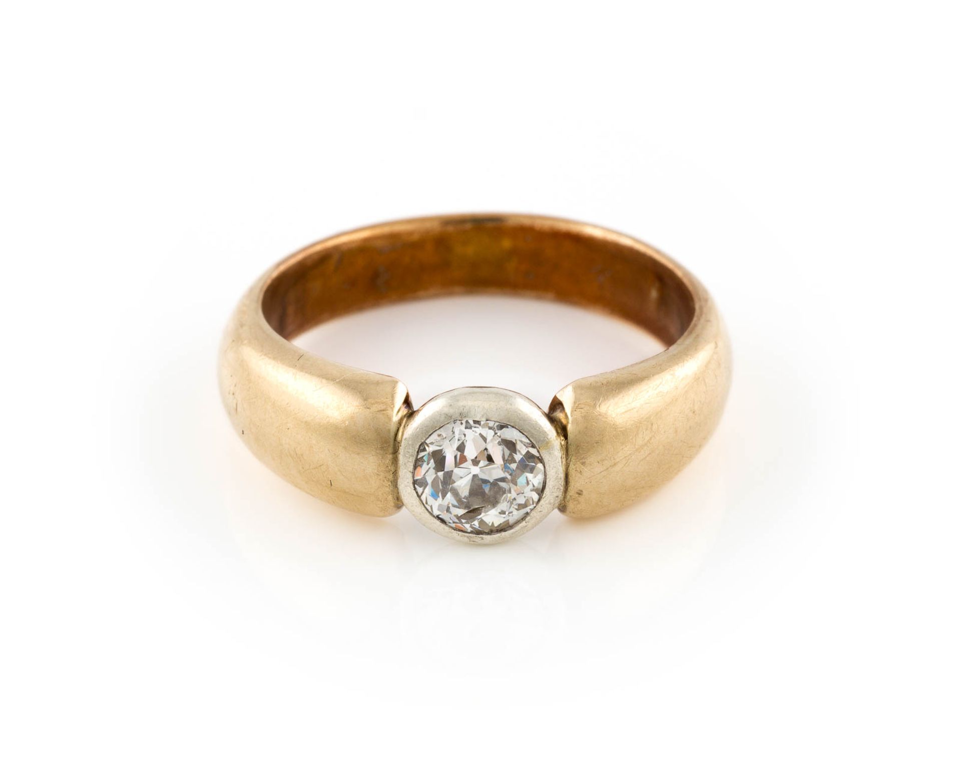 DIAMANT-RING Gelbgold. Ringmaß ca. 56, Ges.-Gew. ca. 6,2 g. Gest. 585. Ein Diamant im Altschliff,