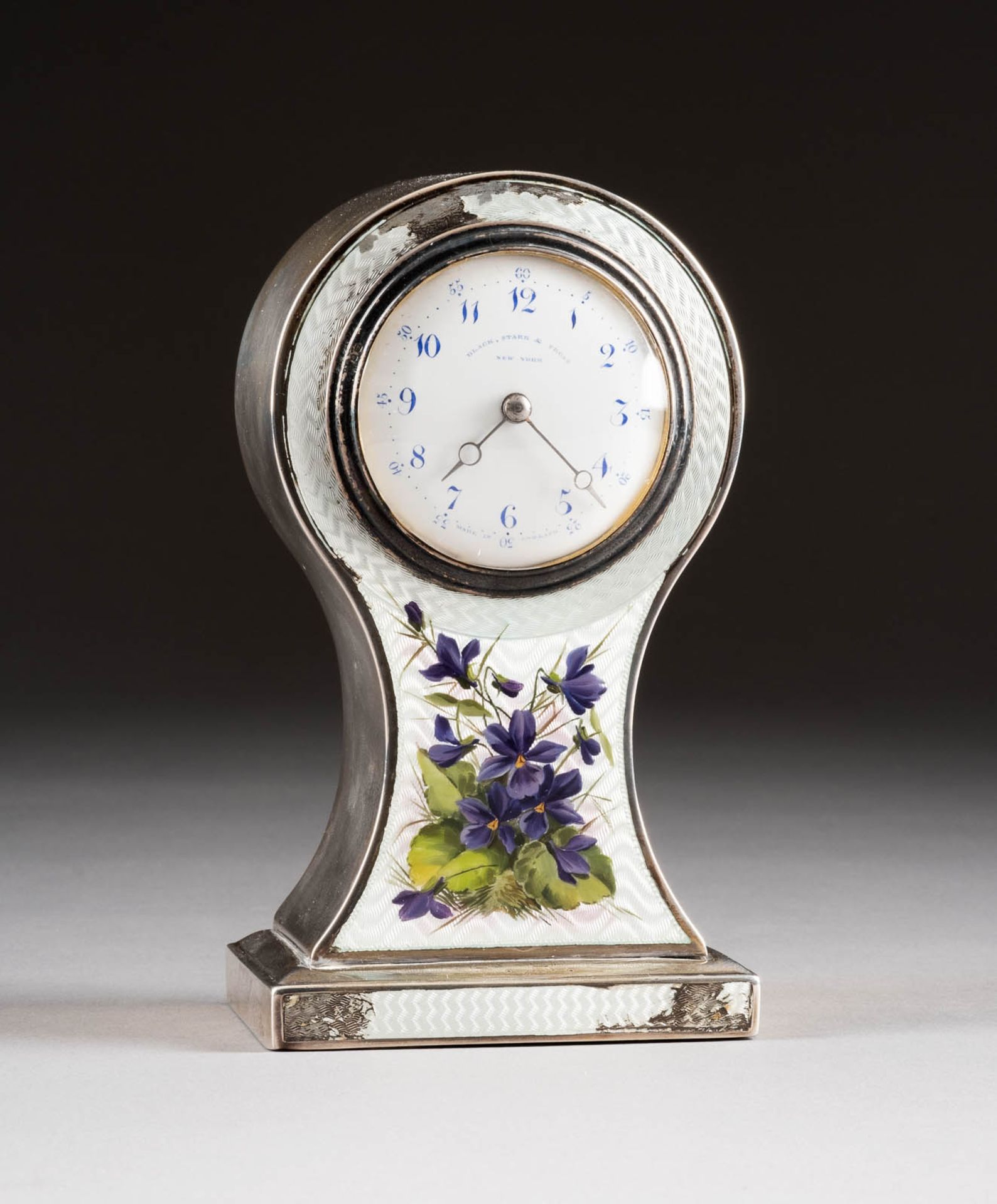 TISCHUHR MIT GUILLOCHE-EMAIL-DEKOR England, Birmingham, Douglas Clock Co Ltd, 1904 Silber, Email, - Bild 2 aus 2