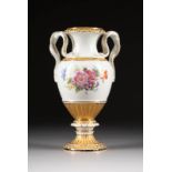 SCHLANGENHENKELVASE MIT BLUMENBOUQUETS Deutsch, Meissen, 1973 Porzellan, polychrome Malerei,