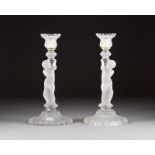 PAAR FIGÜRLICHE KERZENLEUCHTER Frankreich, Cristalleries de Baccarat, 20. Jh. Farbloses Glas,