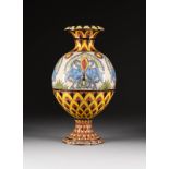 VASE MIT PFAUEN Wohl Frankreich, 20. Jh. Steinzeug, polychrome Malerei, Ritzdekor. H. 44,5 cm.