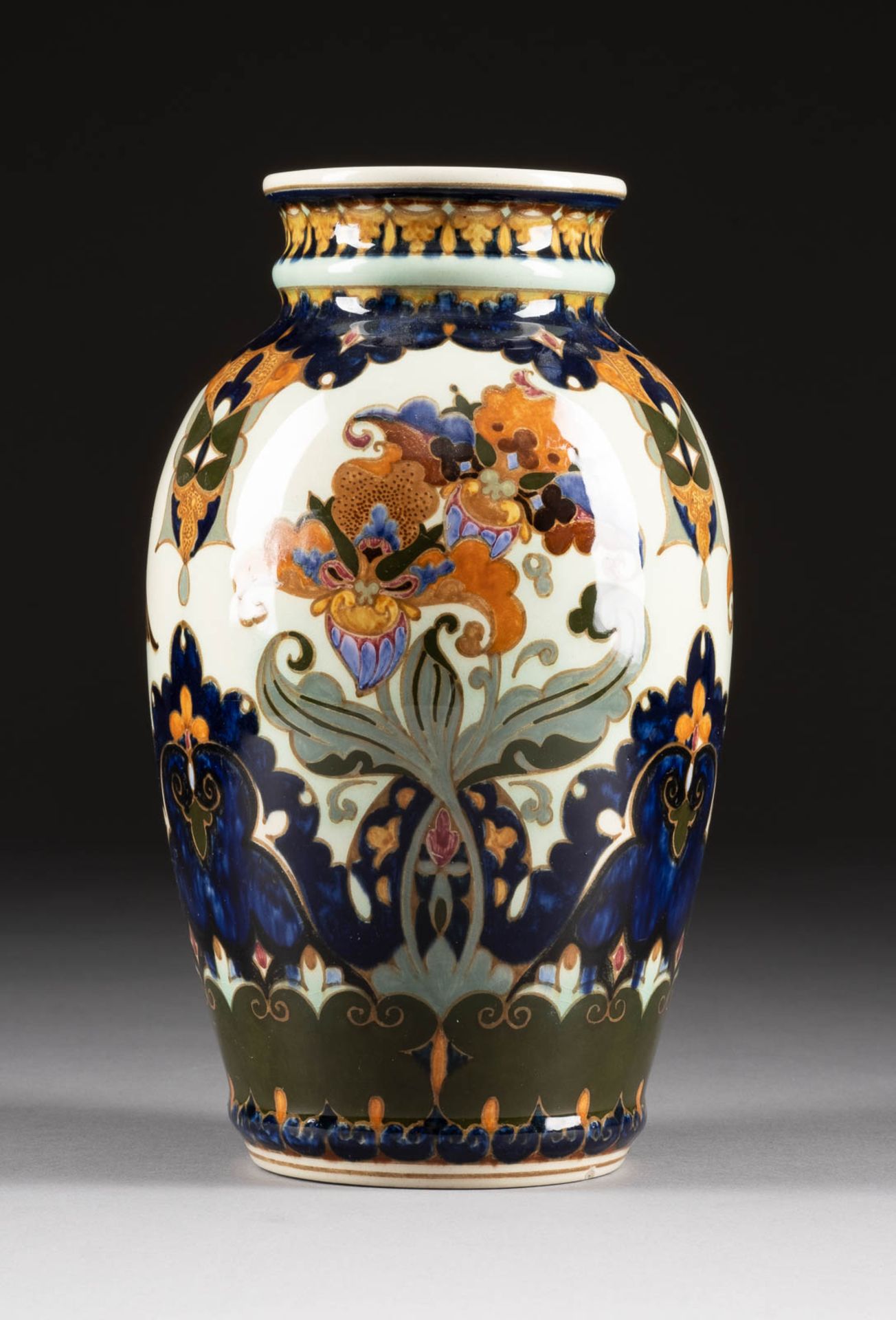 VASE MIT PAPAGEIEN Niederlande, Haagsche Plateelbakkerij Rozenburg, 1914 Keramik, grauer Scherben,