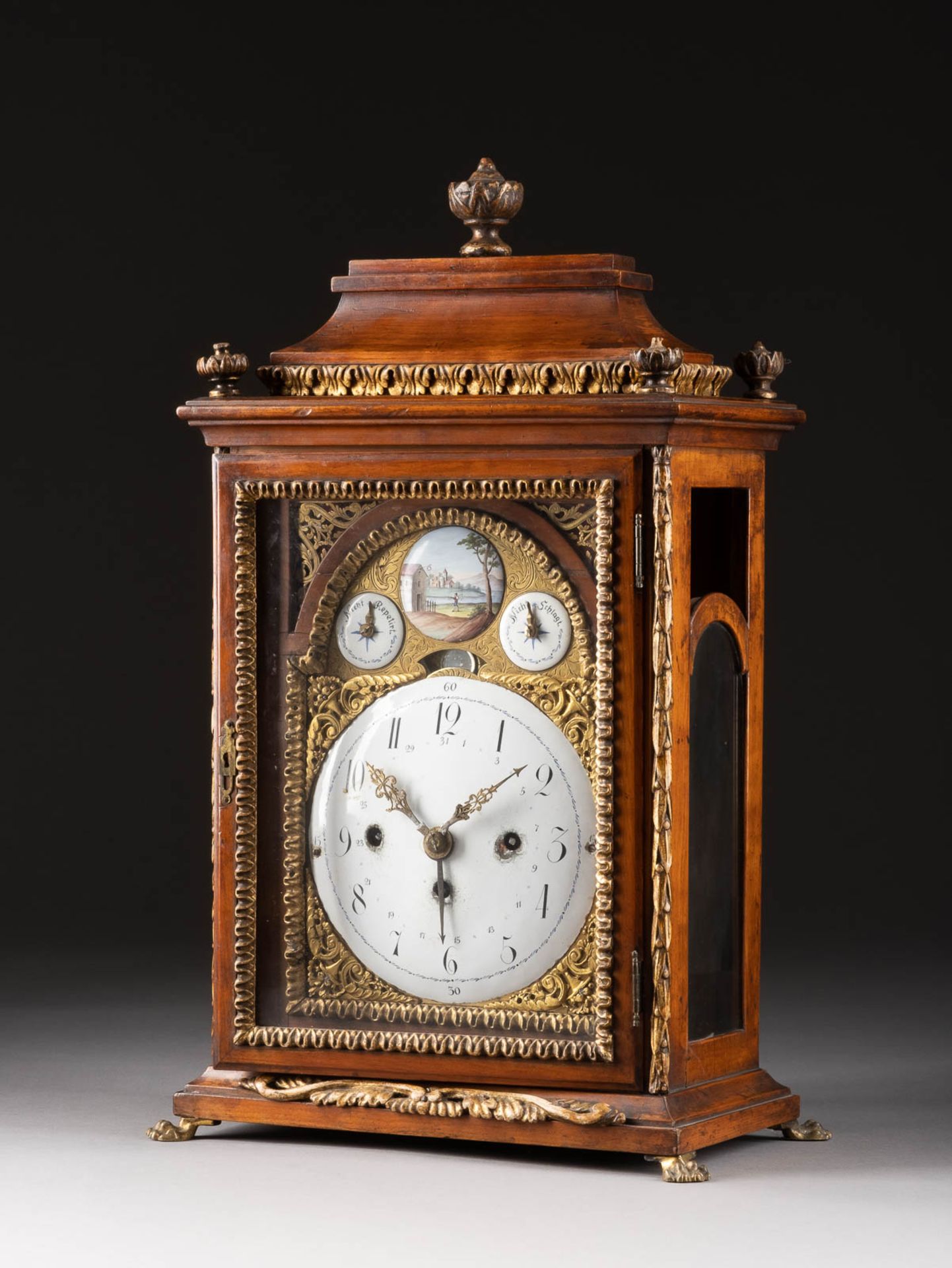 BRACKET CLOCK (STOCKUHR) Deutsch o. Österreich, um 1780/ 1800 Holz, furniert, teils geschnitzt und - Bild 2 aus 2