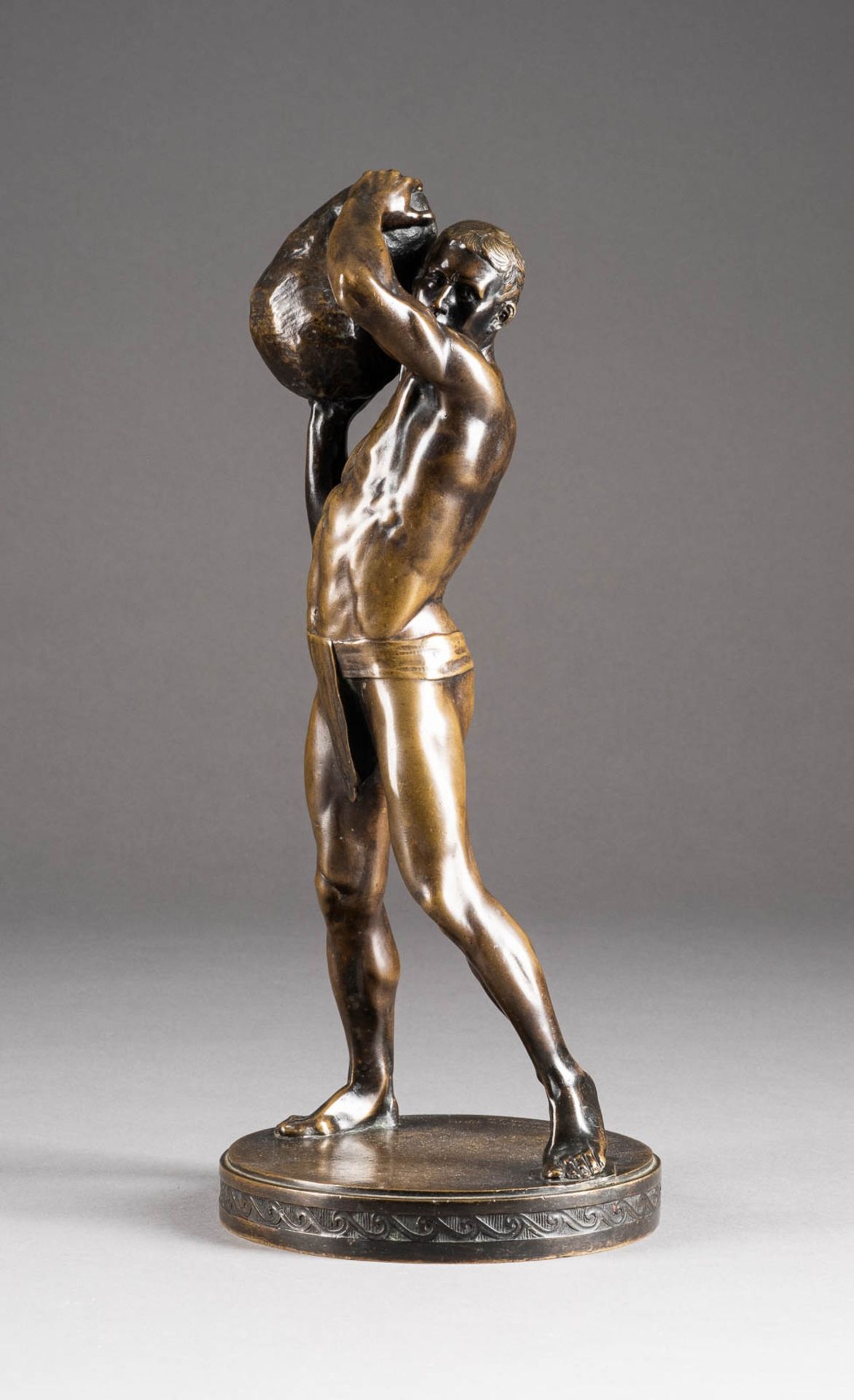 PAUL LEIBKÜCHLER1873 Berlin - 1938 ebendaSteinwerfer Bronze, braun patiniert. H. 33 cm. Auf der
