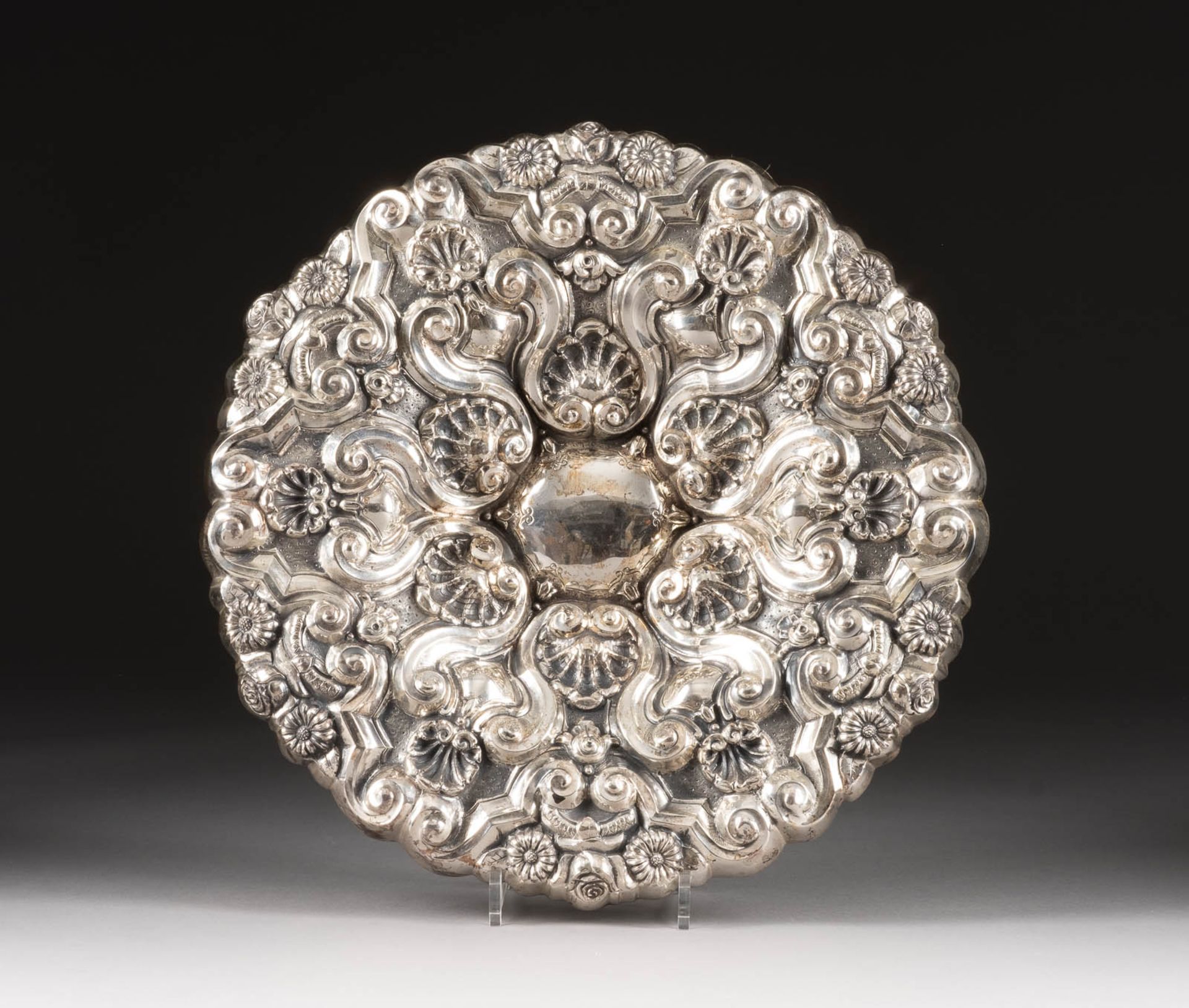 MASSIVE SCHALE MIT MUSCHELDEKOR Portugal, Porto, zw. 1881-1887 Silber, gedrückt. D. 43,5 cm, 2227 g.