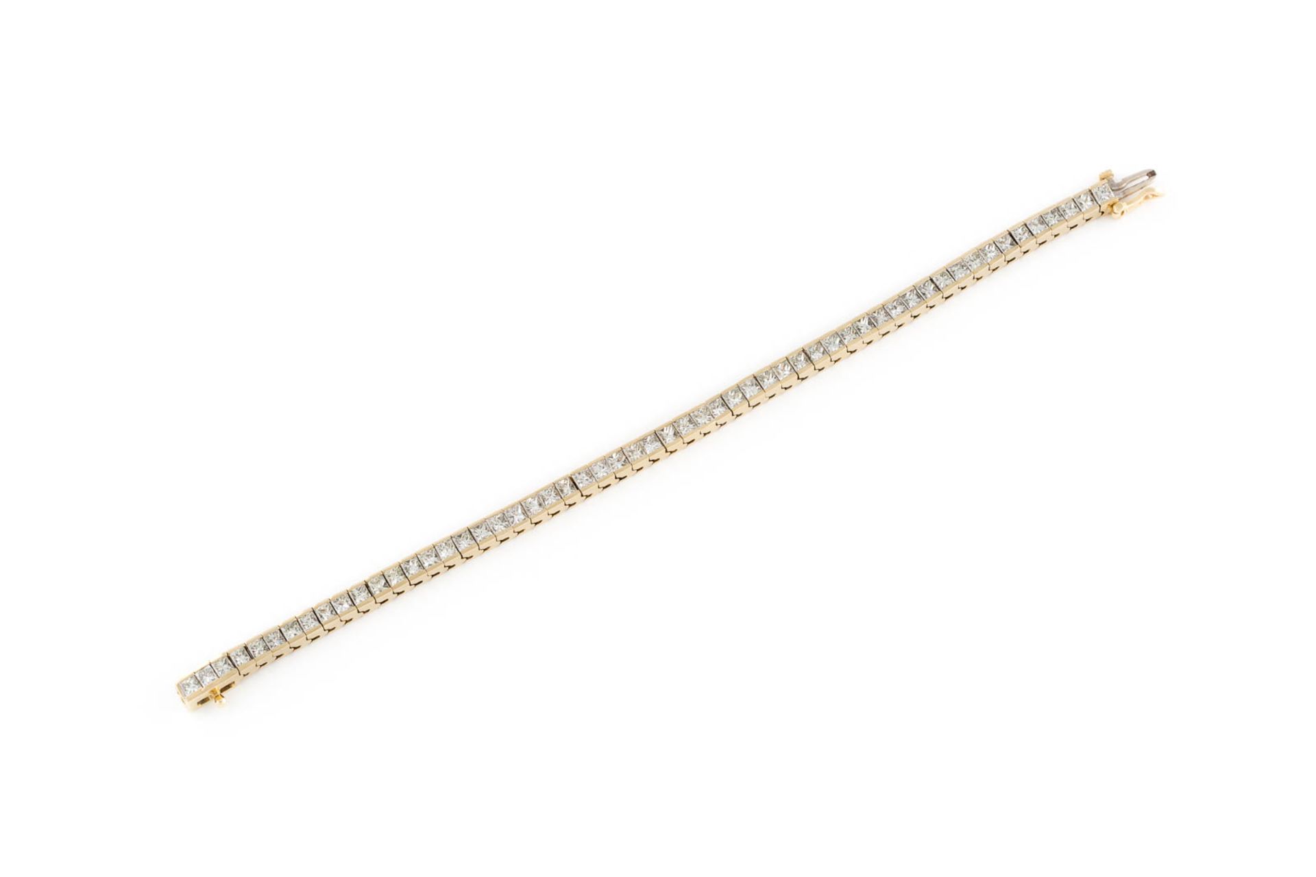 DIAMANT-ARMBAND Gelbgold. L. 18,5 cm, Ges.-Gew. ca. 23,7 g. Gest. 14 K. 56 Diamanten im Princess-
