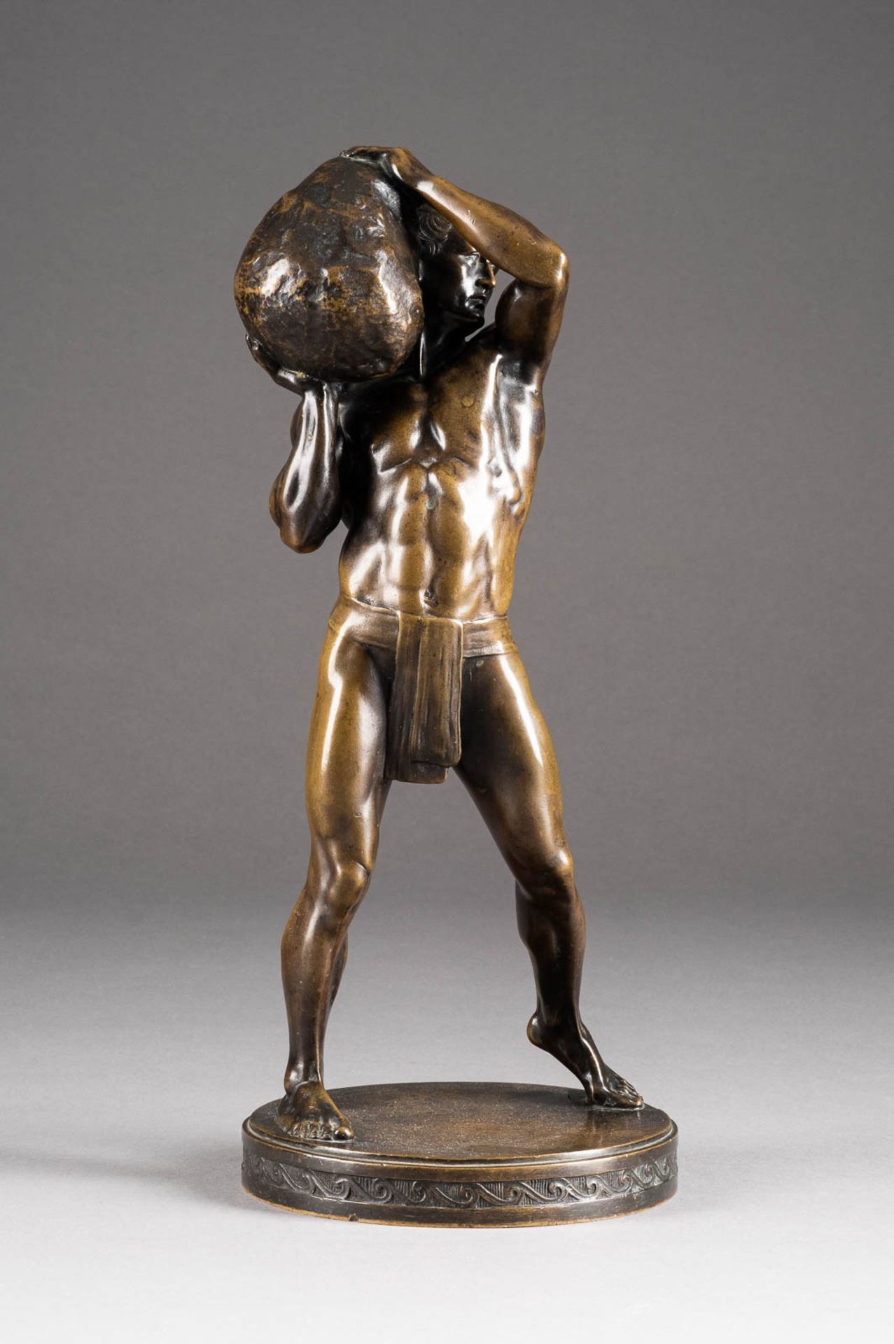 PAUL LEIBKÜCHLER1873 Berlin - 1938 ebendaSteinwerfer Bronze, braun patiniert. H. 33 cm. Auf der - Bild 2 aus 2