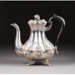 DEKORATIVE KAFFEEKANNE Österreich-Ungarn, Pest, Meister 'SP', zw. 1872-1922 Silber, getrieben,