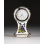 TISCHUHR MIT GUILLOCHE-EMAIL-DEKOR England, Birmingham, Douglas Clock Co Ltd, 1904 Silber, Email,
