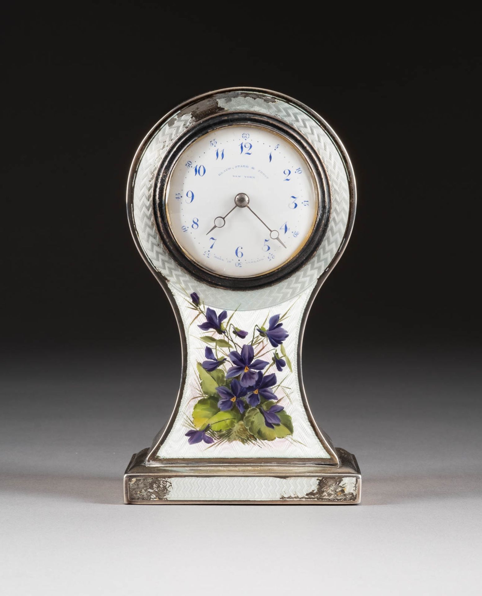 TISCHUHR MIT GUILLOCHE-EMAIL-DEKOR England, Birmingham, Douglas Clock Co Ltd, 1904 Silber, Email,