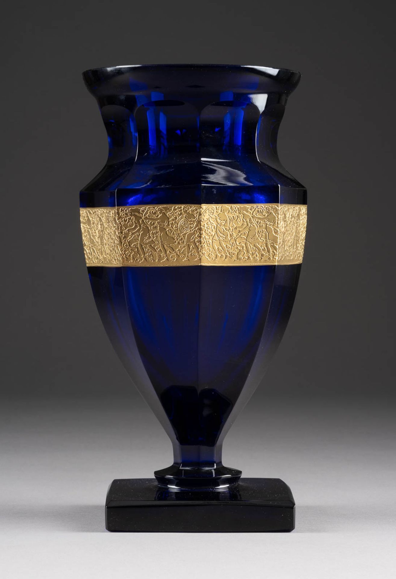 VASE MIT GOLDSFRIES Böhmen, Karlsbad, Ludwig Moser & Söhne, 1. Hälfte 20. Jh. Blaues dickwandiges