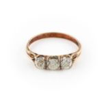 DIAMANT-RING Gelbgold. Ringmaß ca. 56,5, Ges.-Gew. ca. 2 g. Geprüft 14 K. Drei Diamanten im