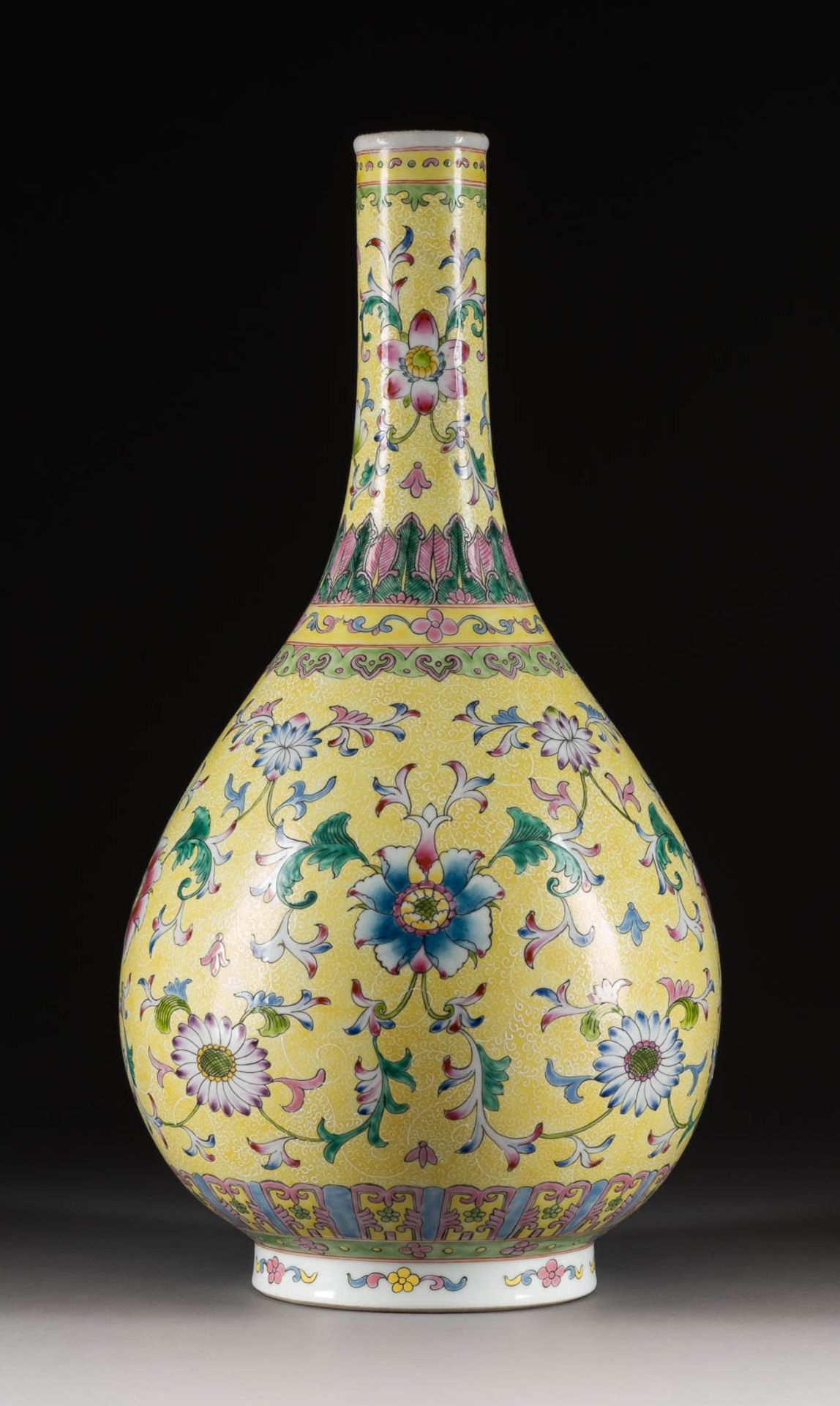 GROßE BODENVASE MIT FLORALDEKOR