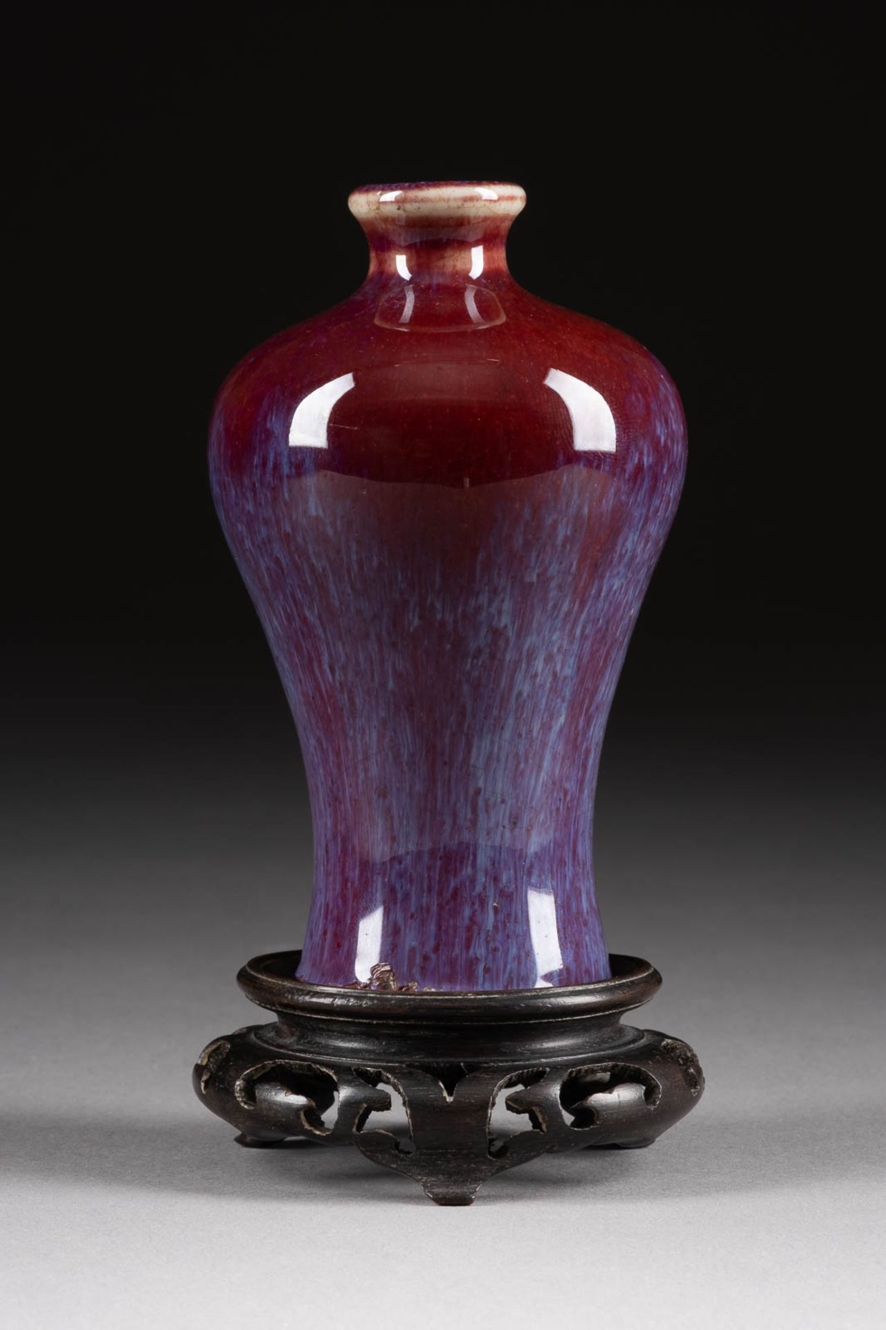 VASE MIT ROTER UND BLAUER LAUFGLASUR