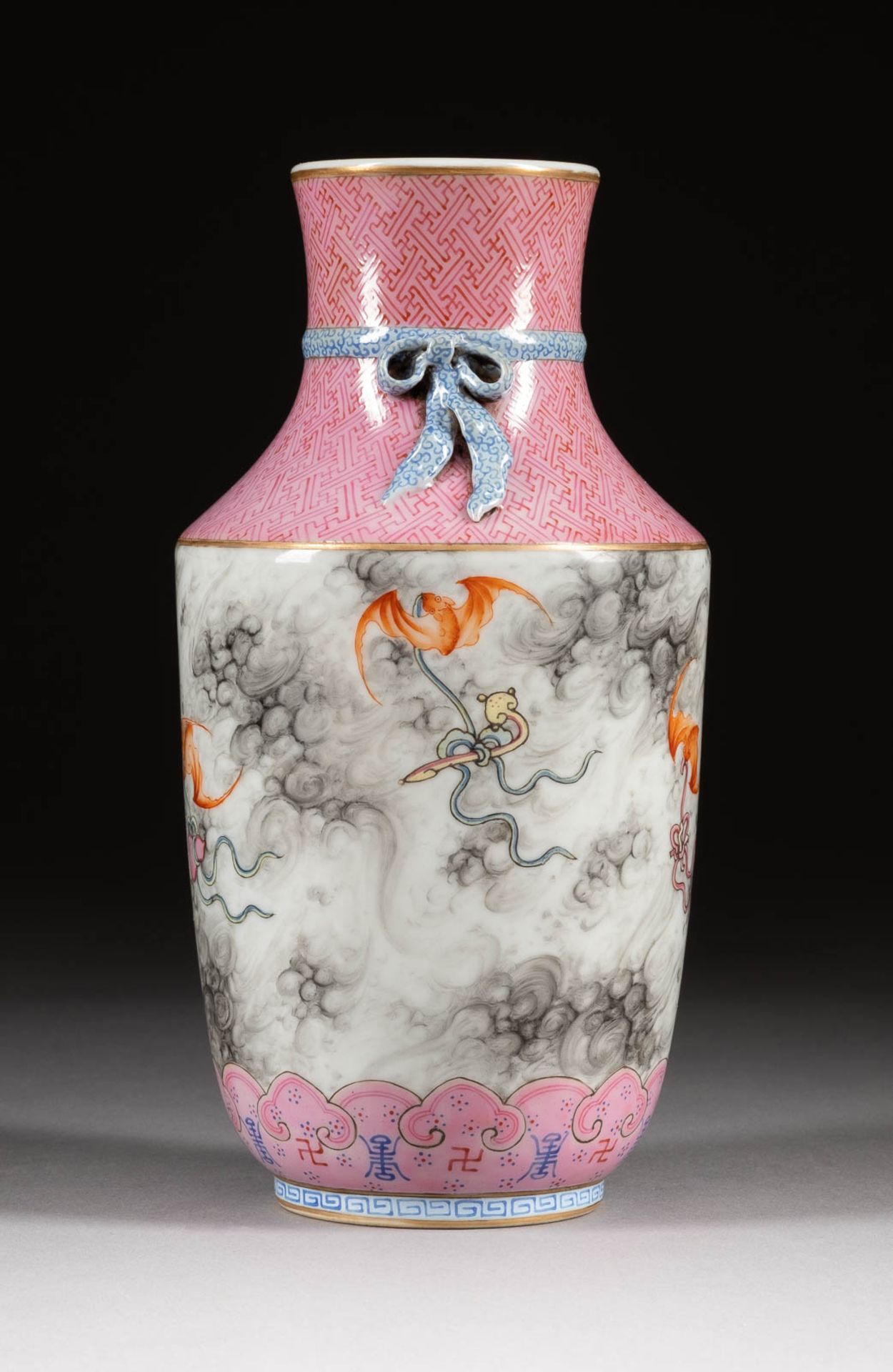 VASE MIT DEKOR VON FLEDERMÄUSEN