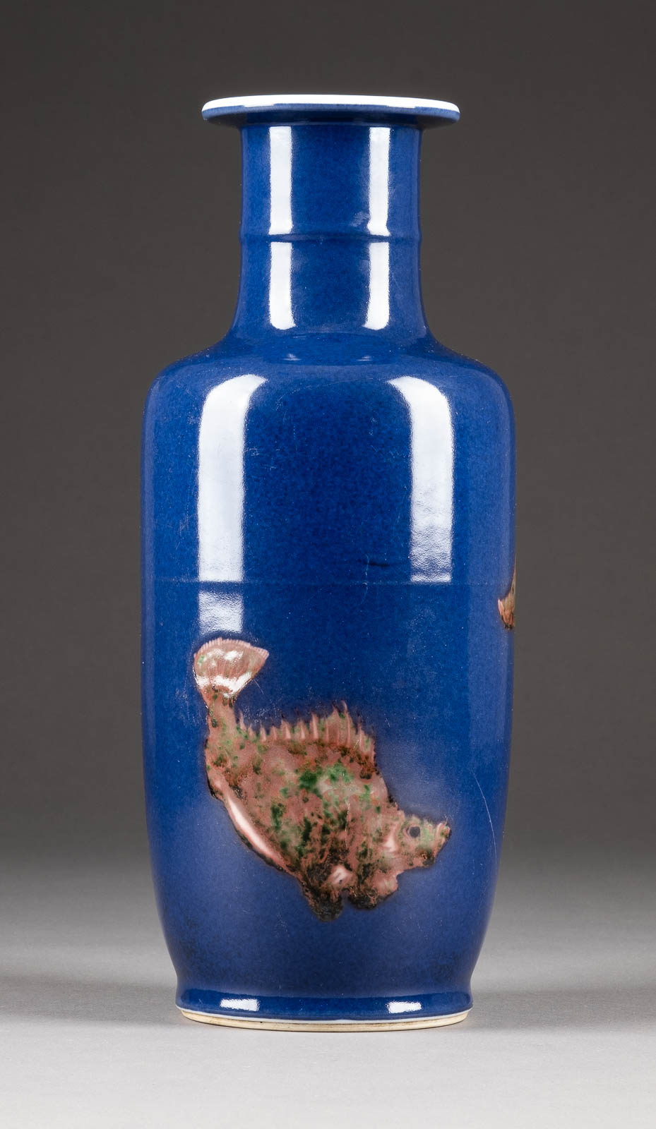 BLAUE VASE MIT FISCHDEKOR