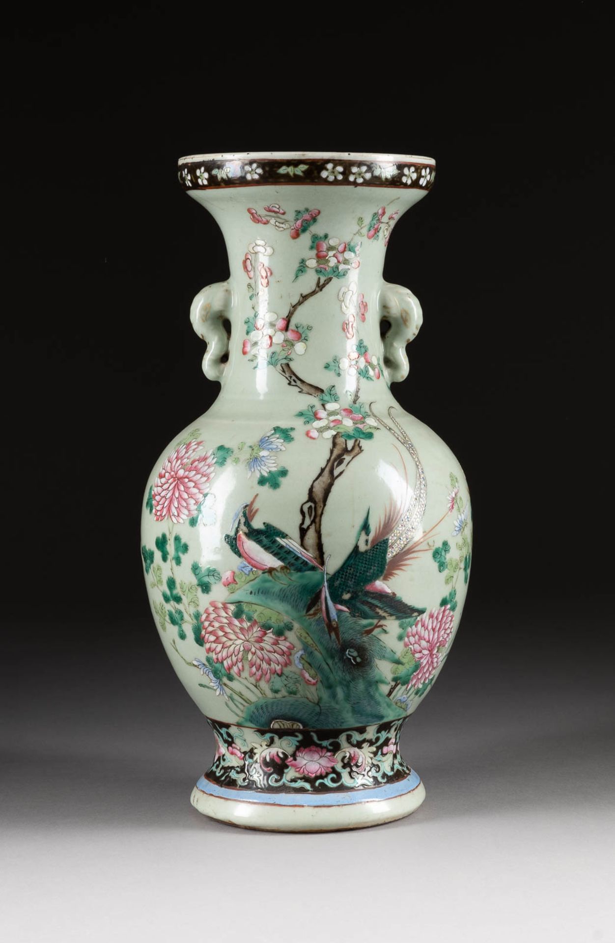 DOUQING-VASE MIT PHÖNIX UND ELSTERN