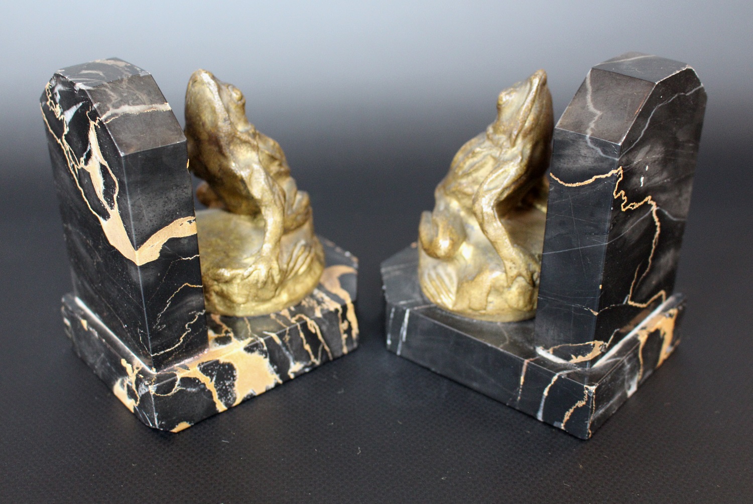 Antoine Bofill (1875 ~ 1953) French bronze bookends as jumping frogs with marble mounts. Signed - Image 5 of 6