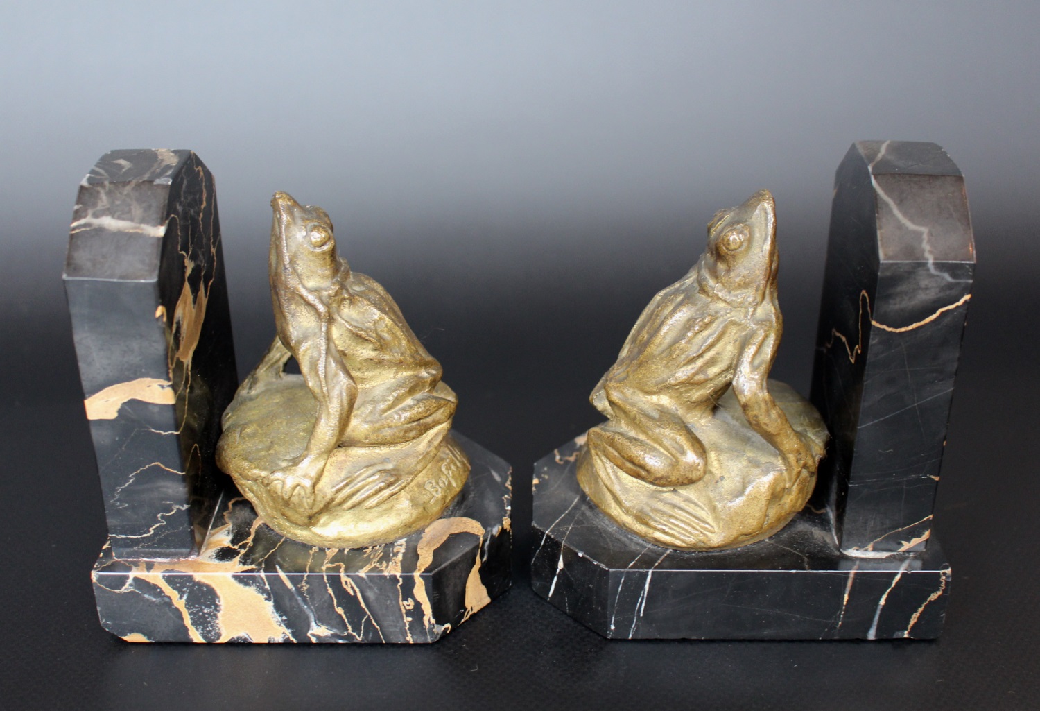 Antoine Bofill (1875 ~ 1953) French bronze bookends as jumping frogs with marble mounts. Signed - Image 4 of 6