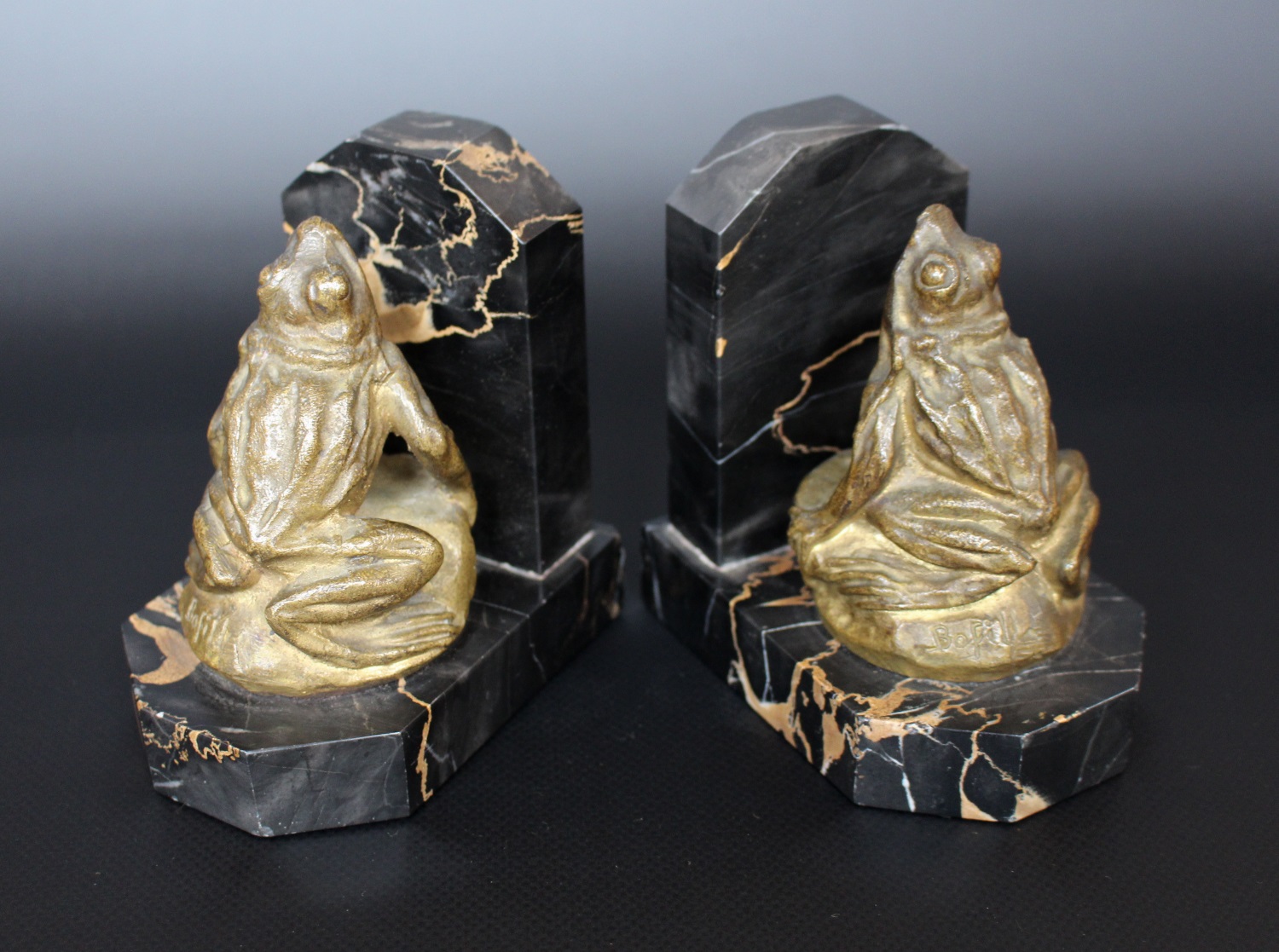 Antoine Bofill (1875 ~ 1953) French bronze bookends as jumping frogs with marble mounts. Signed