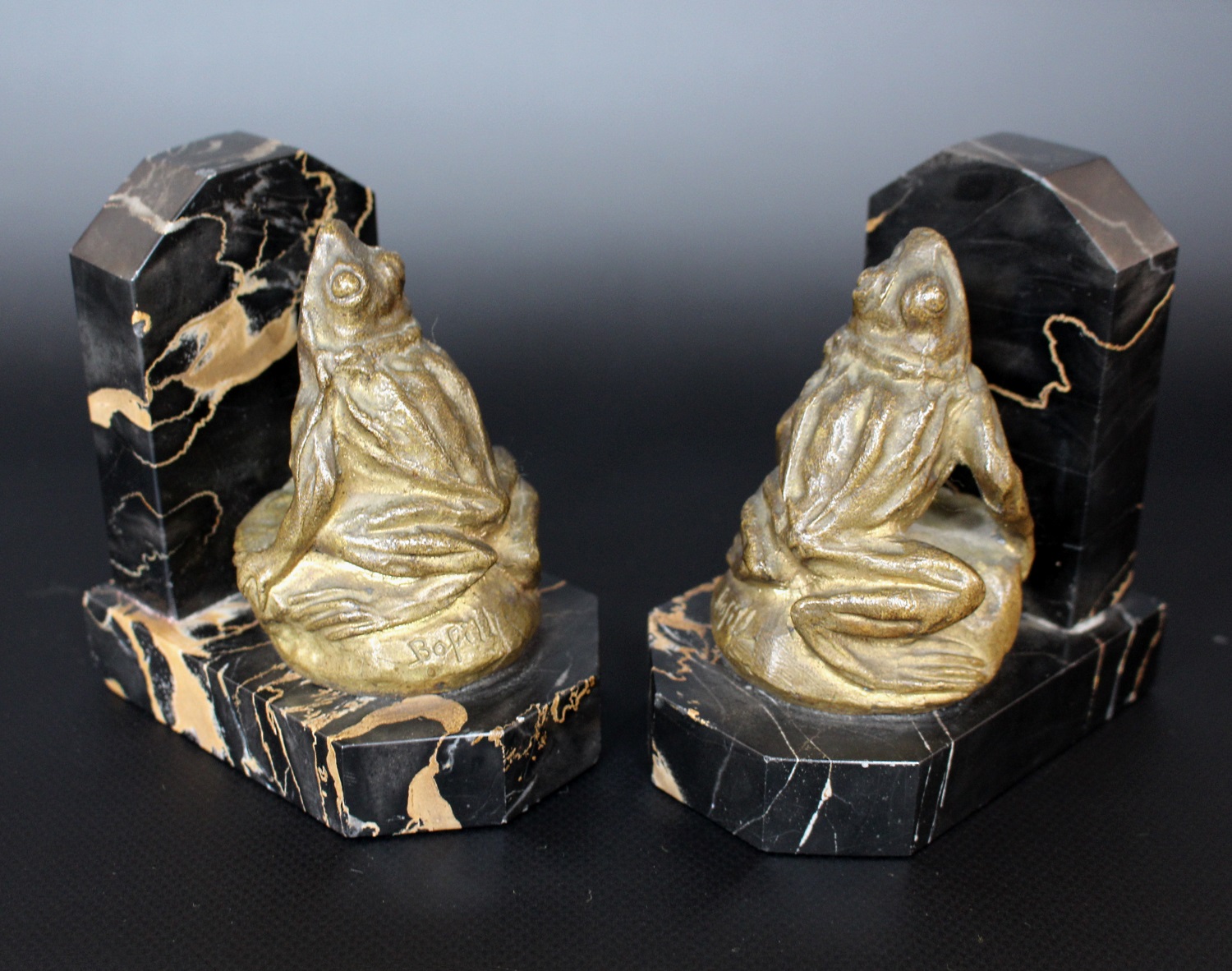 Antoine Bofill (1875 ~ 1953) French bronze bookends as jumping frogs with marble mounts. Signed - Image 3 of 6