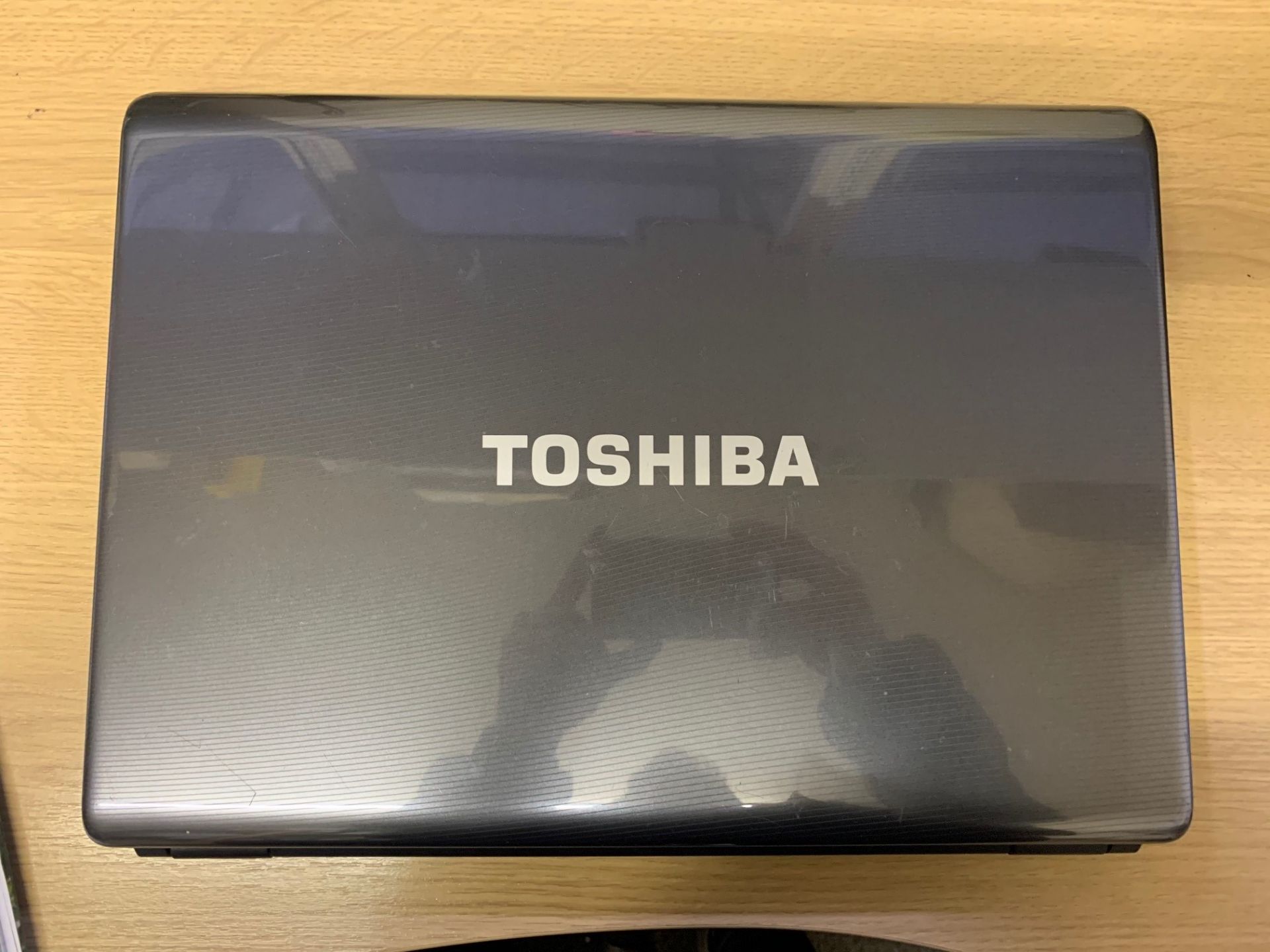 Toshiba L350-21T Laptop - 320GB Hard Drive, 3GB RAM, 17" Screen, Windows 7 & Charger - Image 3 of 4
