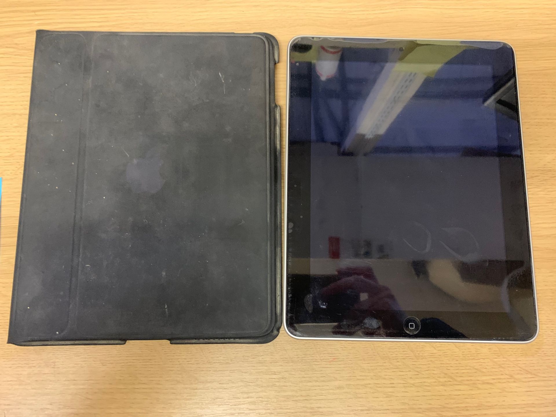 Apple iPad A1219 - 16GB, Case & Charger - Image 2 of 3