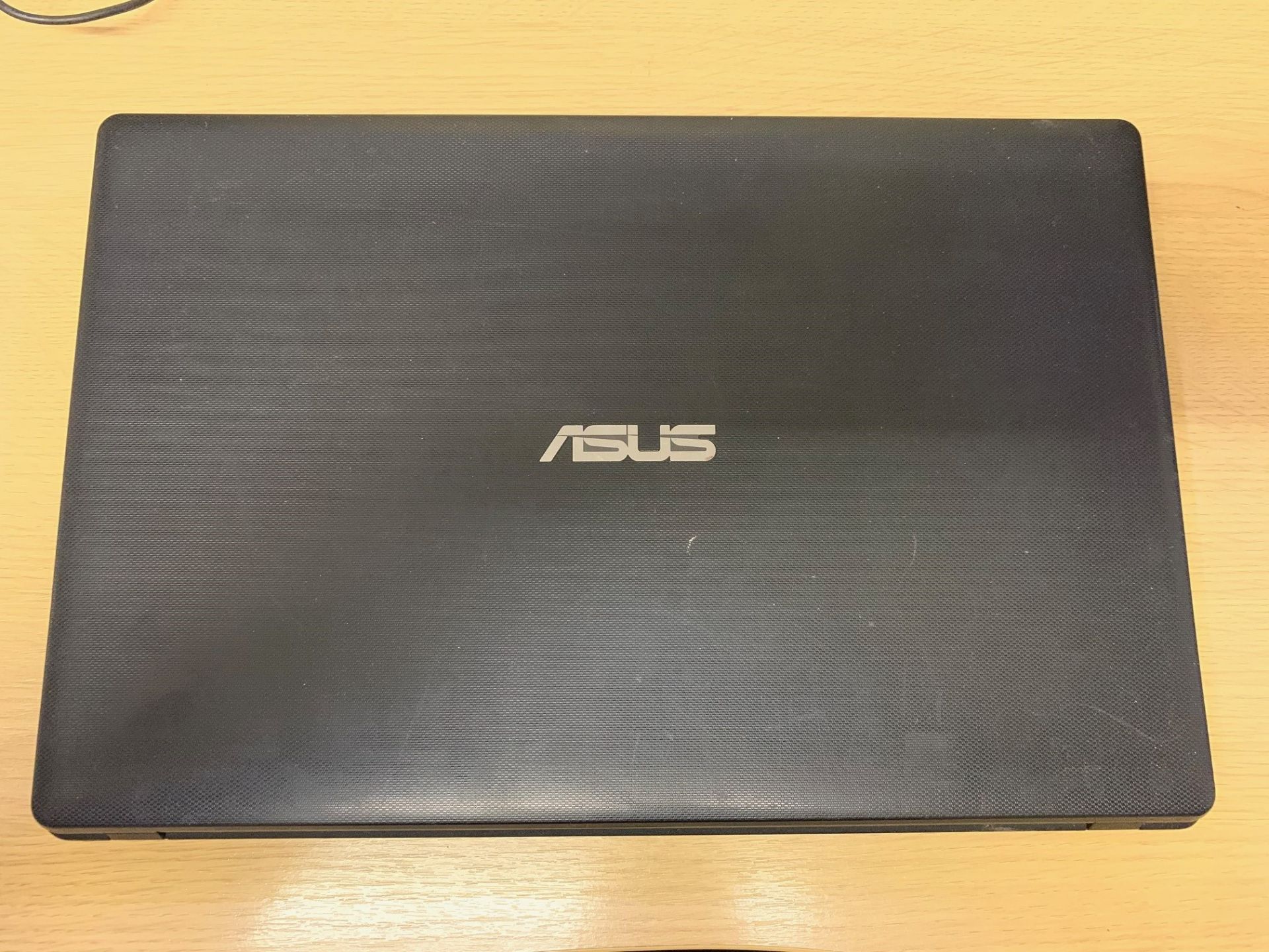 Asus X551M Laptop - 500GB Hard Drive, 4GB RAM, 15.6" Screen, Windows 10 & Charger - Image 3 of 4