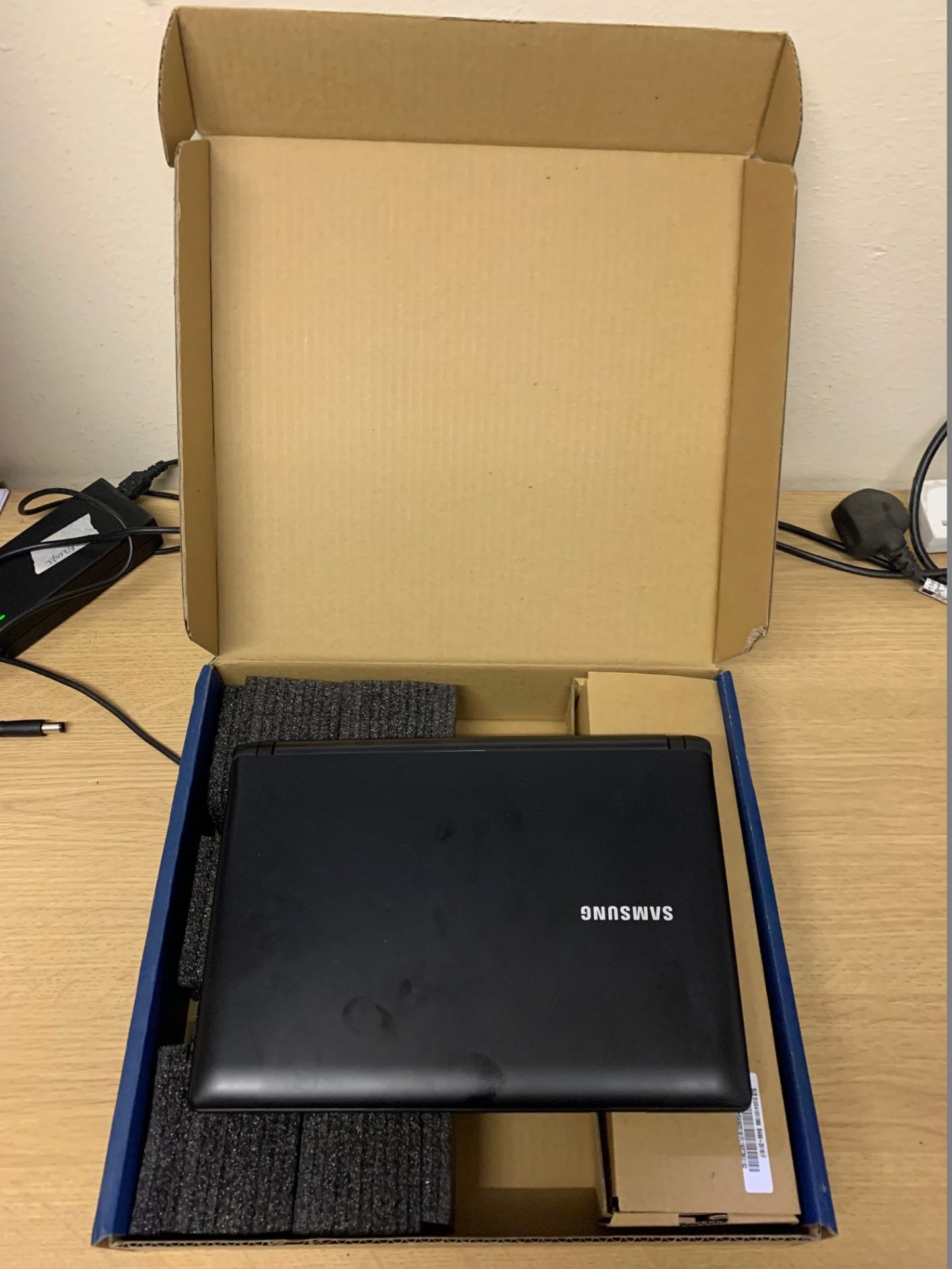 Samsung N102S-B01 Notebook - 320GB Hard Drive, 1GB RAM, Windows 7, Box & Charger - Image 3 of 6