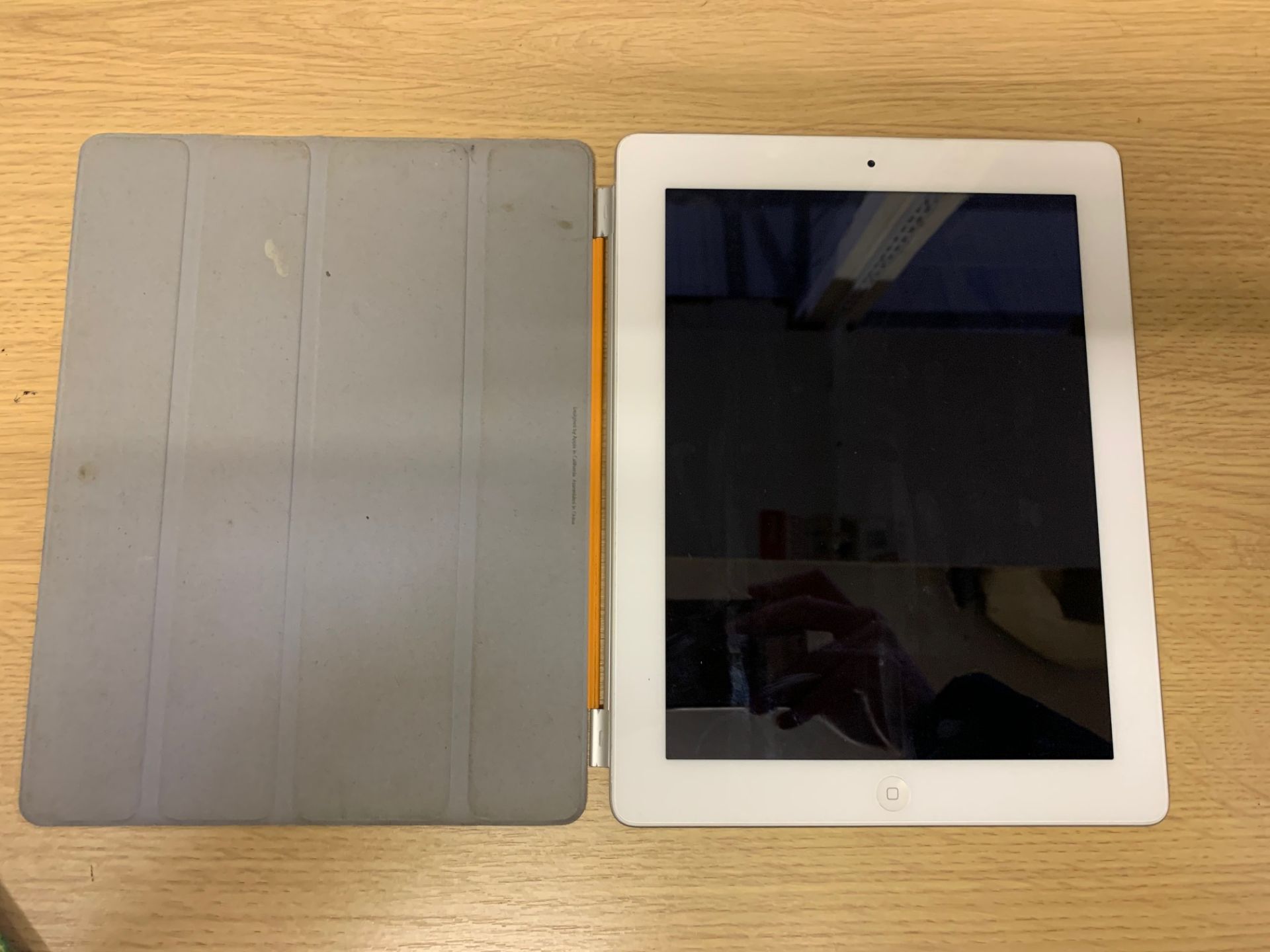 Apple iPad A1395 - 16GB, Case & Charger