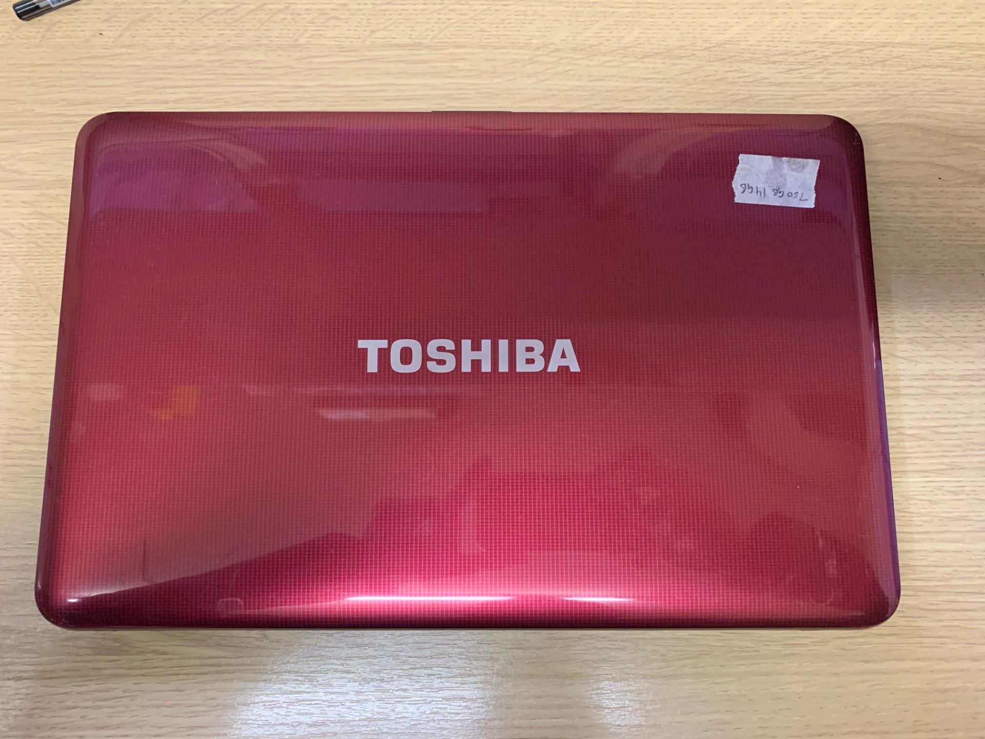 Toshiba L850-12Q Laptop - 750GB Hard Drive, 4GB RAM, Windows 10 & Charger - Image 3 of 3